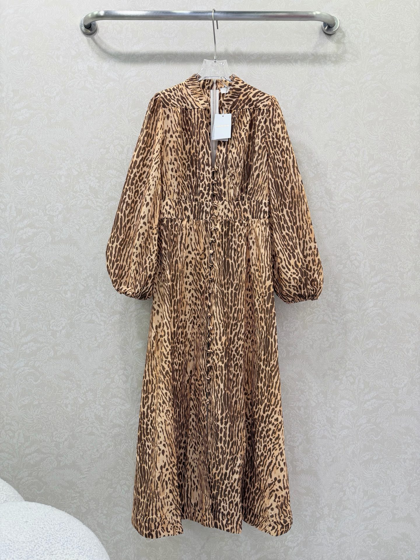 NO:742522,ZIMMERMA*N 26 new dress, a leopard print shirt that coexists wildness and gentleness!  Retro and high-end~ Classic leopard print, with built-in lazy filter, full aura. Lantern sleeves + V-neck design, modify the arm line, making you look slim and sexy. The waist is widened, walking with wind, and the pear-shaped figure can be easily controlled. Paired with sandals, it is a resort-style ceiling. Whether it is a date or a party, wear it and you will be the focus of the audience. Monochrome 4-code SMLXL, Zimmerman-clothing, sandals, skirts,19860909ZIMMERMA*N 26新款 连衣裙 野性与温柔并存的豹纹战袍！复古又高级～ 经典豹纹印花,自带慵懒滤镜,气场全开 灯笼袖+V领设计,修饰手臂线条,显瘦又性感 收腰大摆版型,走路带风,梨形身材也能轻松驾驭搭配凉鞋就是度假风天花板 不管是约会还是派对,穿上它你就是全场焦点 单色4码SMLXL,兹默曼-服装,sandals,skirts,,Women's clothing