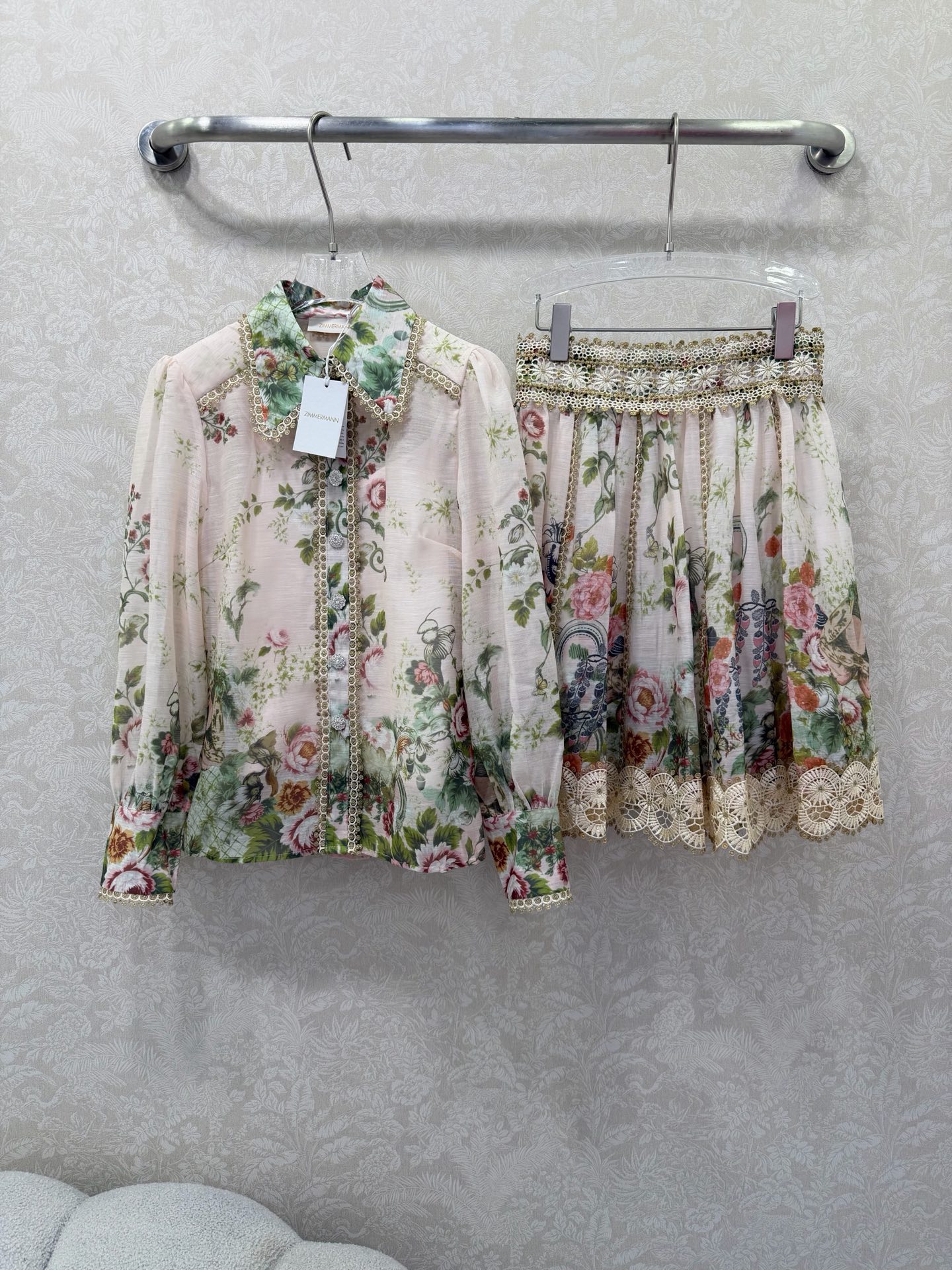 NO:742538,ZIMMERMA*N 26 new gold thread embroidered floral shirt and skirt suit spring floral ceiling!  French style gentle style suit. The whole set can be directly transformed into a god. No need to worry about matching too much. Light foundation color + retro flowers, gentle and atmospheric. Shirt lace piping + skirt hollow lace, full of details. Light and breathable fabric, not stuffy to wear in spring, suitable for wearing sun protection clothes in summer. Proper spring pictorial heroine. 3 colors and 4 sizes SMLXL, Zimmerman-clothing, skirts, shirts,19860909ZIMMERMA*N 26新款金线刺绣碎花衬衫半裙套装 春日碎花天花板！法式温柔风套装 一整套直接封神,不用费心搭配太香了 浅粉底色+复古花卉,温柔又有氛围感 衬衫蕾丝滚边+半裙镂空花边,细节感拉满 轻薄透气面料,春日穿不闷,夏日搭防晒衣刚好 妥妥的春日画报女主 3色4码SMLXL,兹默曼-服装,skirts,shirts,,Women's clothing