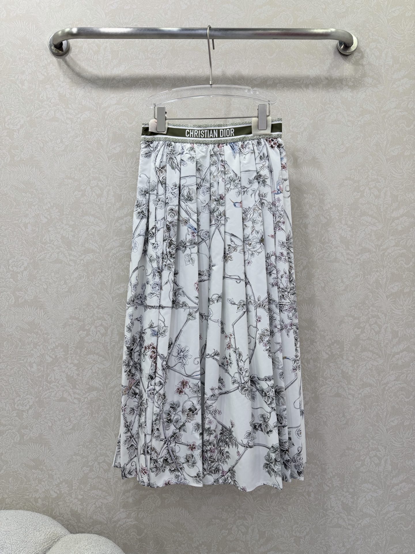 NO:742498,Dio* 26 new floral and vine printed pleated skirt is so beautiful that it wears the spring garden on your body. Wearing it is like a walking work of art~ Delicate flower and vine patterns are outlined with sketch lines, and come with French retro filters. Iconic waistband. The olive green elastic waistband is printed with 'CHRISTIAN DIO*', which is highly recognizable and comfortable without constricting the waist. The large pleated skirt style swings in the wind when walking, giving it a fairy-like air. It is versatile and not picky.  Whether it is a date, afternoon tea or an important occasion, it can make you the center of attention. It is a secret weapon to enhance your temperament. Monochrome 3-code SML, Dior-clothing, dior, dior, skirts,19860909Dio* 26新款花卉藤蔓印花百褶半裙美到犯规 把春日花园穿在身上 穿上就是行走的艺术品～细腻的花卉与藤蔓图案,以素描线条勾勒,自带法式复古滤镜 标志性腰头 橄榄绿松紧腰头印着“CHRISTIAN DIO*”,辨识度拉满,舒适不勒腰 大摆百褶裙型,走路时随风摆动,仙气飘飘 百搭不挑人 不管是约会、下午茶还是重要场合,它都能让你成为全场焦点,是提升气质的秘密武器单色3码SML,迪奥-服装,dior,dior,skirts,,Women's clothing