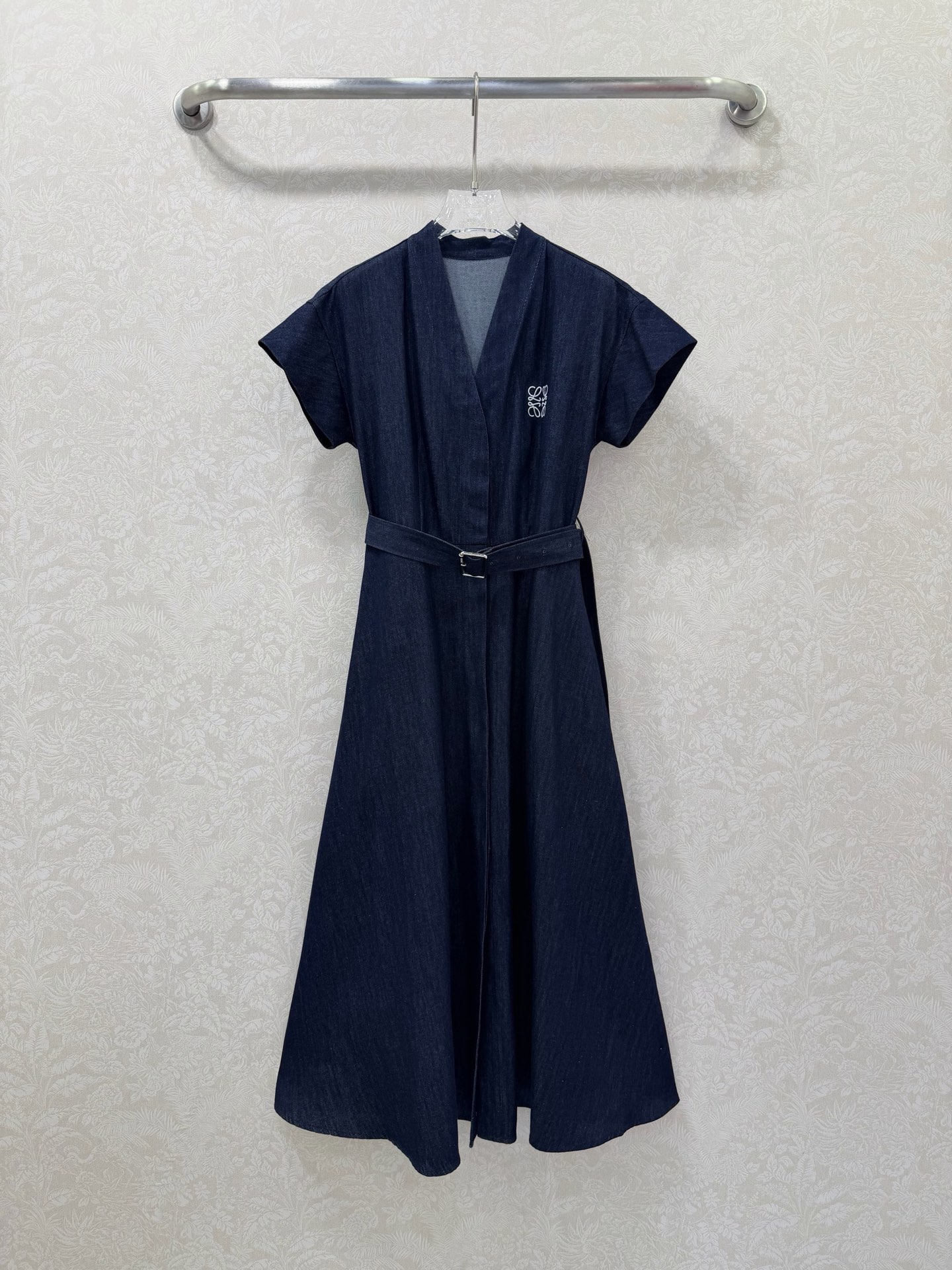 NO:742508,LOEW*26 new denim waist dress, good news for lazy people!  A god-like denim dress. Dark indigo denim fabric, stiff and stylish, not easy to deform. V-neck + waist belt, accurately outlines the waistline, making you look taller and slimmer. Sleeveless design is neat and elegant, smart for the workplace and gentle for dates. Minimalist embroidered logo embellishment, low-key and high-end. Don’t worry about matching, just put on a pair of white shoes and it will look good ~ Monochrome size 3 SML, Loewe-clothing, loewe, loewe, skirts,19860909LOEW*26新款牛仔收腰连衣裙 懒人福音！一件封神的牛仔气质连衣裙 深靛蓝牛仔面料,挺括有型,不易变形 V领+收腰腰带,精准勾勒腰线,显高又显瘦 无袖设计利落大方,职场穿干练,约会穿温柔 极简刺绣logo点缀,低调中透着高级感 不用费心搭配,踩双小白鞋就很好看～单色3码SML,罗意威-服装,loewe,loewe,skirts,,Women's clothing