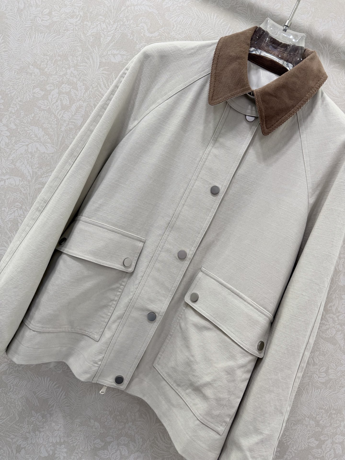 🔥🔥LoroPiann* 26新款夹克外套 🧥盐系女孩本命！复古撞色工装外套太绝了奶杏色主体+咖色灯芯绒