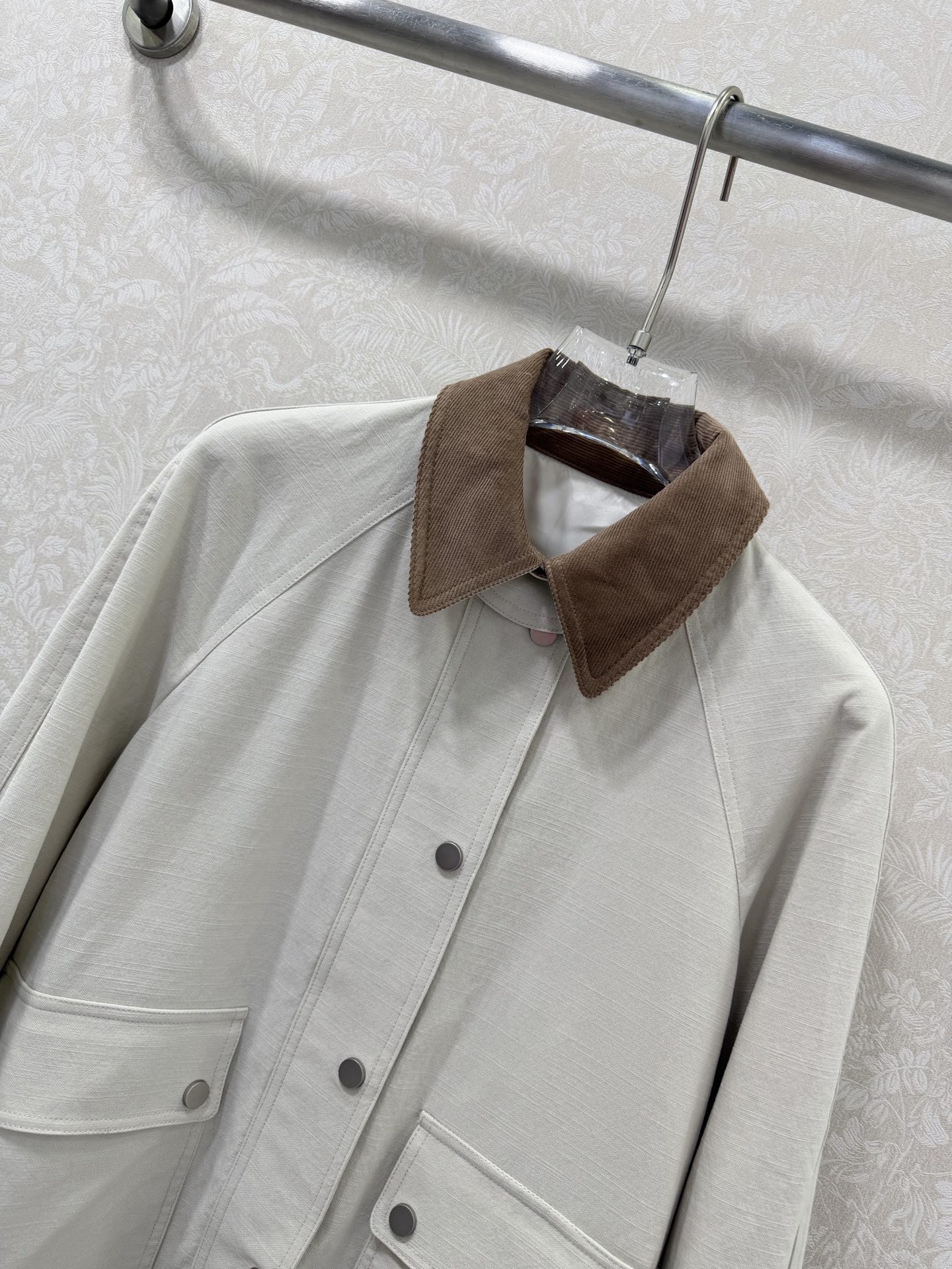 🔥🔥LoroPiann* 26新款夹克外套 🧥盐系女孩本命！复古撞色工装外套太绝了奶杏色主体+咖色灯芯绒
