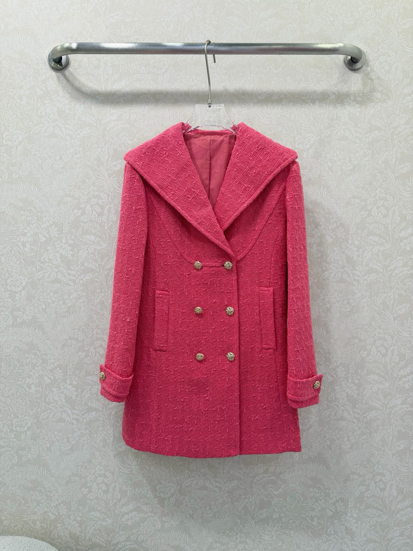 NO:774526,chan*l26 new dragon fruit color tweed coat, produced in high version, silk lining, pay attention to details to distinguish the version, white dragon fruit color Xiaoxiang coat, yellow skin Tiancai!  Wear it directly in two shades of white. Classic tweed fabric, crisp and stylish without being bloated. Large lapels + double rows of customized gold buttons, full of retro lady atmosphere. The length of the mid-length model just covers the hips. The most eye-catching presence in the crowd. High version 36.38.40, Chanel-clothing, chanel, chanel, real silk,19860909chan*l26新款火龙果色粗花呢大衣 高版出品 真丝内衬 注意细节区分版本 显白火龙果色小香大衣 黄皮天菜！穿上直接白两个度 经典粗花呢面料,挺括有型不臃肿 大翻领+双排定制金扣,复古大小姐氛围感拉满 中长款长度刚好盖过胯 人群中最亮眼的存在 高版 36.38.40,香奈儿-服装,chanel,chanel,real silk,,Women's clothing