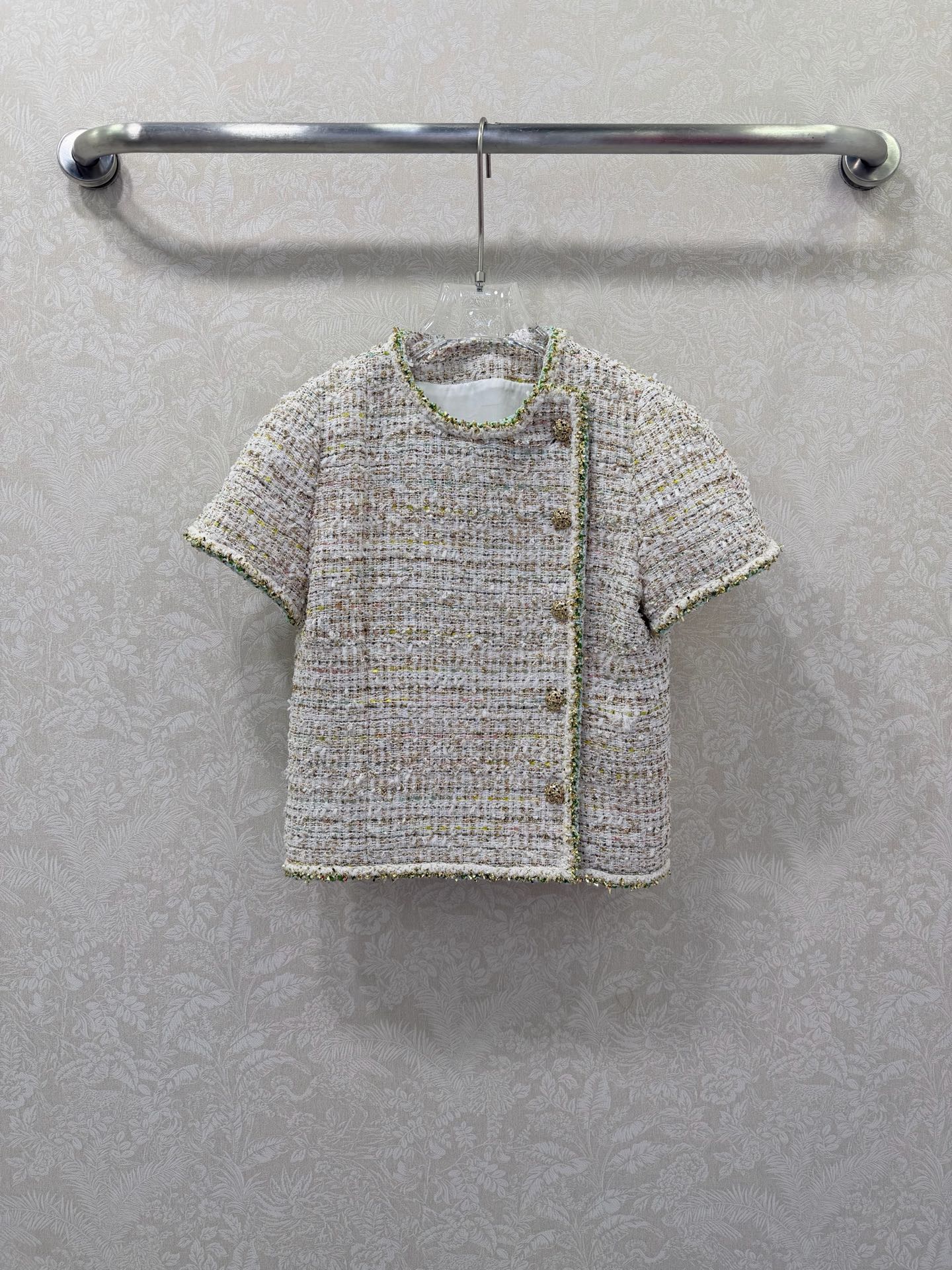 NO:774500,chan*l26's new milk-style short-sleeved jacket is produced in a high-end version. Silk lining. Pay attention to details to differentiate between versions. A noble ceiling in spring!  I have found the first 'front piece' in early spring~ A creamy apricot color base mixed with fine shimmering yarn, gentle to the core. Customized hardware buttons with slanted front + mint green piping, full of details. Wearing it alone is cool and elegant, layering a suit/windbreaker is another tone. The short-sleeved design is super friendly for fat sisters, covering the flesh without suppressing the height. 36.38.40, Chanel - Clothing, chanel, chanel, jackets &  coats,T-shirt,business suit,real silk,19860909chan*l26新款奶系短袖外套 高版出品 真丝内衬 注意细节区分版本 春日显贵天花板！早春的第一件“门面担当”找到了～奶杏色底混着细闪纱线,温柔到骨子里 斜襟定制五金纽扣+薄荷绿滚边,细节感直接拉满 单穿清冷显贵,叠穿西装/风衣又是另一种腔调 短袖设计对微胖姐妹超友好,遮肉又不压个子高版本 36.38.40,香奈儿-服装,chanel,chanel,jackets & coats,T-shirt,business suit,real silk,,Women's clothing