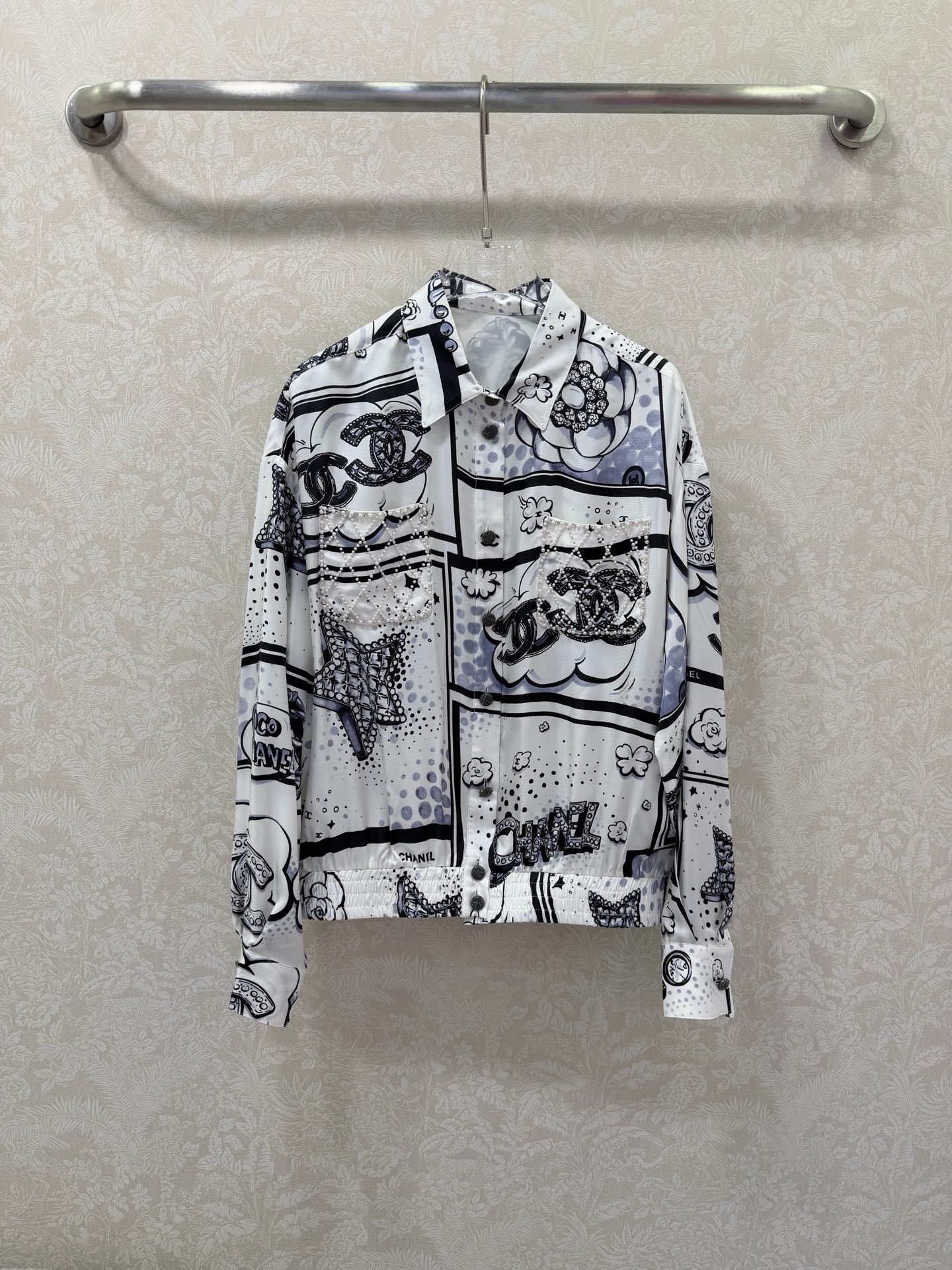 NO:742540,chan*l26 New Art Graffiti Silk Print Jacket High Edition Produced Silk Lining Pay Attention to Details to Differentiate Versions 'Oil Painting Shirt' with its own filter!  The breast pocket is super heavy with pearl beading. It is both lazy and elegant. The silk material has its own soft light and is smooth when worn next to the body. Black and white art prints, full of atmosphere. Loose version + elastic band at the hem. It can be lazy or neat. One piece unlocks N ways to wear ~ High version 36.38.40, Dior-clothing, chanel, dior, jackets & coats, shirts, real silk,19860909chan*l26新款艺术涂鸦真丝印花外套 高版出品 真丝内衬 注意细节区分版本自带滤镜的“油画衬衫”！胸前口袋超重工珍珠钉珠 慵懒显贵两不误 真丝材质自带柔光,贴身穿巨丝滑 黑白灰艺术印花,氛围感拉满 宽松版型+下摆松紧带 可慵懒可利落 ,一件解锁N种穿法～ 高版 36.38.40,迪奥-服装,chanel,dior,jackets & coats,shirts,real silk,,Women's clothing