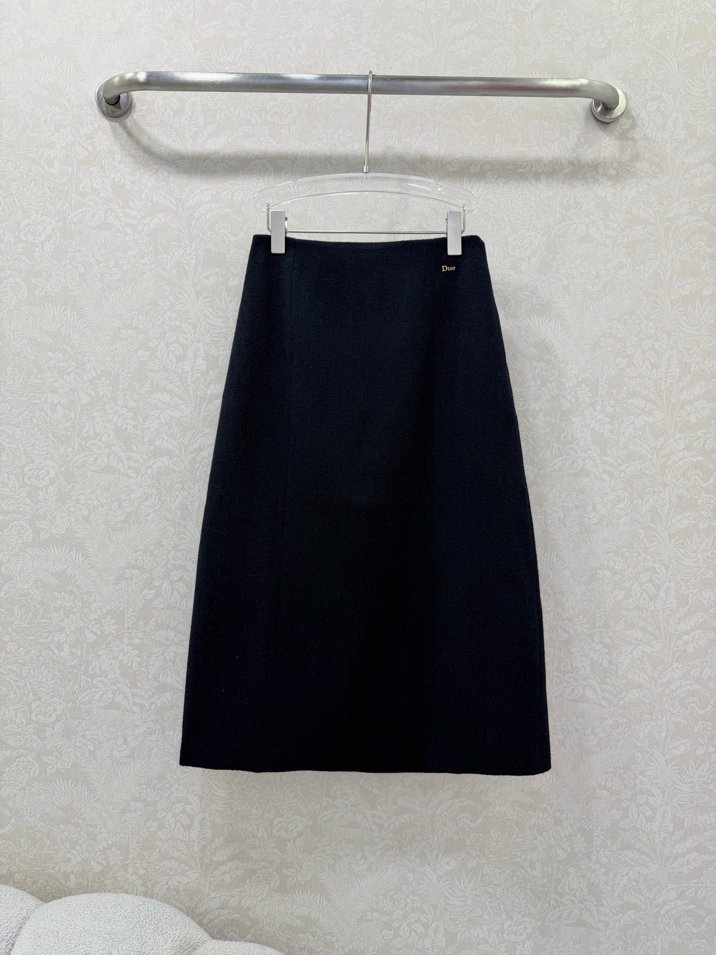 NO:742534,DIO*26 new tweed skirt, produced in high quality, silk lining, pay attention to details to differentiate between versions, 11D’s classic and timeless elegance!  Tweed fabric has a high-grade matte texture, which is crisp and slim. The high-waisted A-line version perfectly modifies the crotch and thigh lines for a pear-shaped figure. The low-key gold Dio* small logo on the side shows luxury in every detail.  The mid-length length just reaches the calf. It can be held firmly in any occasion. It is a secret weapon to enhance your temperament (navy blue). Monochrome 3 size 36.38.40, Dior-clothing, dior, dior, dior, skirts, real silk,19860909DIO*26新款粗花呢半身裙 高版出品 真丝内衬 注意细节区分版本 11D家经典永不过时的优雅！粗花呢面料,自带高级哑光质感,挺括又显瘦 高腰A字版型,完美修饰胯部和大腿线条,梨形身材天菜 侧边低调的金色Dio*小logo,细节处尽显奢华 中长长度刚好到小腿,任何场合,它都能稳稳hold住,是提升气质的秘密武器（藏蓝色）单色3码36.38.40,迪奥-服装,dior,dior,dior,skirts,real silk,,Women's clothing
