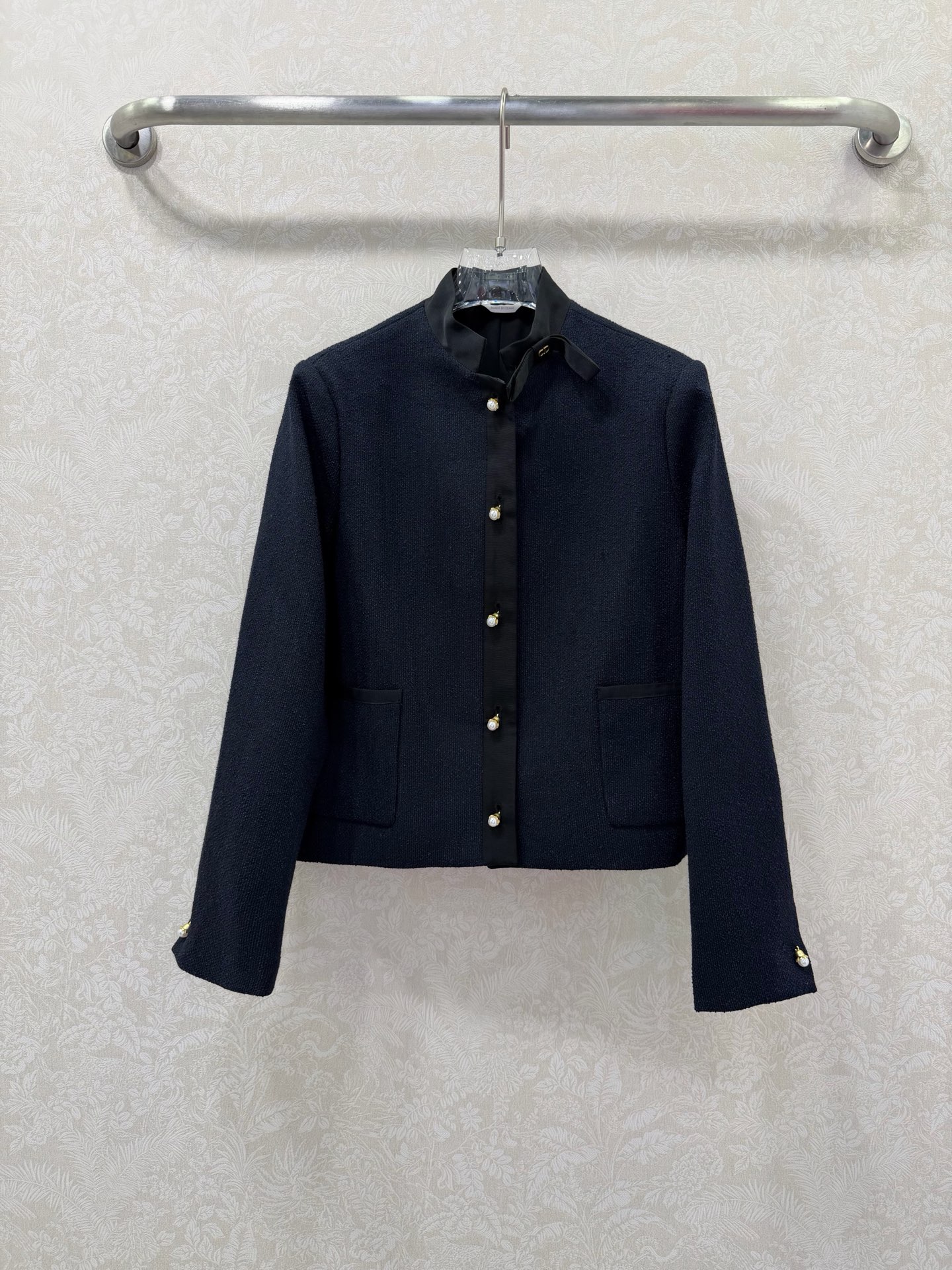 NO:742543,DIO*26 new style bow-tie short coat with neckline. High-end product. Silk lining. Pay attention to details. Different versions of classic navy blue color-blocked Princess Diana style short coat. Navy blue tweed, calm and dignified, stain-resistant and versatile. Color-blocked placket + pearl gold buckle, full of sophistication. The short version lengthens the proportions, and small people can also wear long legs. With a skirt, you are a socialite, with pants, you are a professional elite. Close your eyes!  Solid color size 3 36.38.40,Dior-clothing,dior,dior,skirts,jackets & coats,real silk,19860909DIO*26新款领口蝴蝶结短款外套 高版出品 真丝内衬 注意细节区分版本经典藏青拼色戴妃款短外套 藏青色粗花呢,沉稳显贵,耐脏又百搭 拼色门襟+珍珠金扣,精致感拉满 短款版型拉长比例,小个子也能穿出大长腿 搭配半裙是名媛,配裤子是职场精英,闭眼冲！单色3码36.38.40,迪奥-服装,dior,dior,skirts,jackets & coats,real silk,,Women's clothing