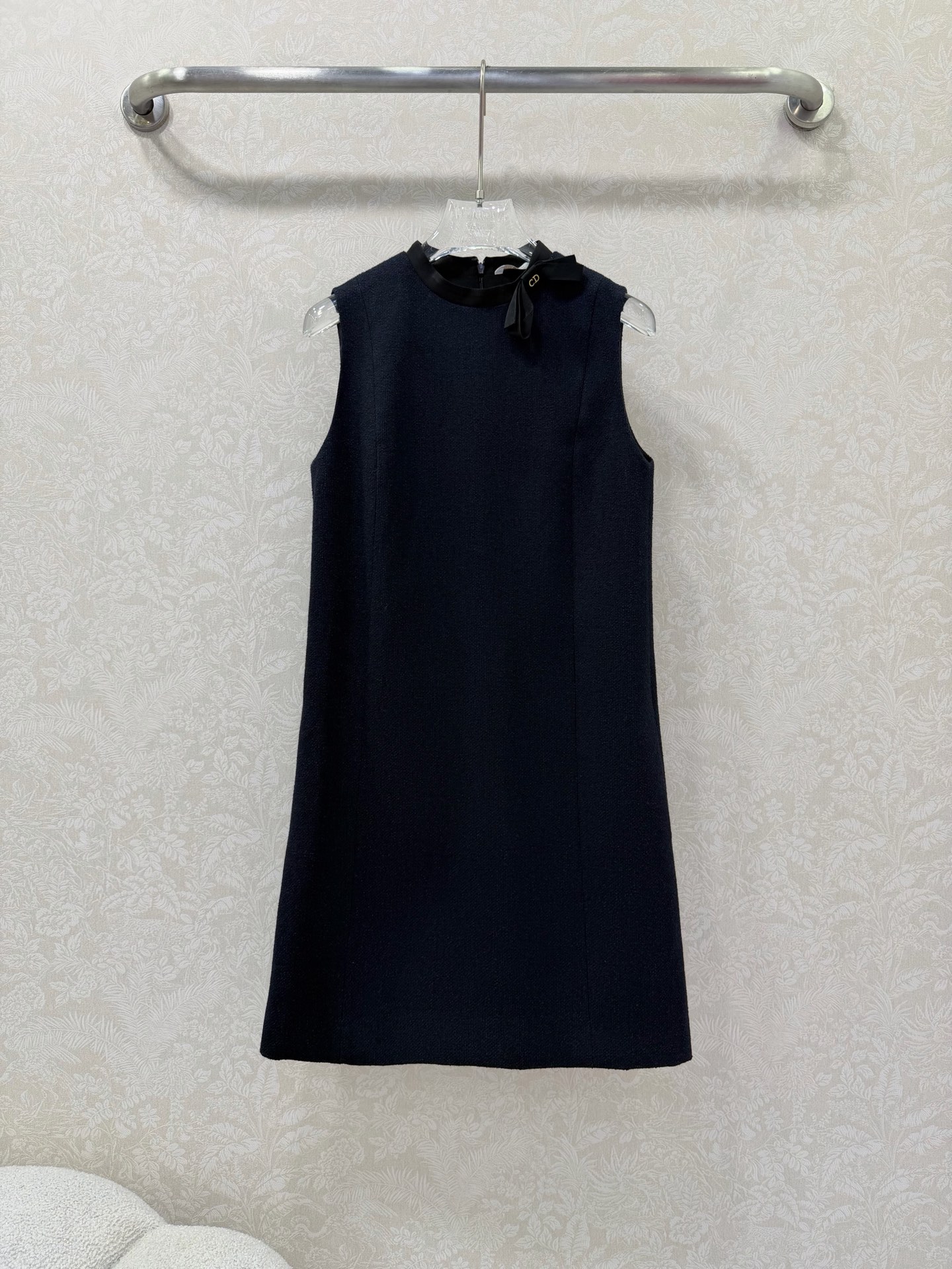 NO:742499,DIO*26 new style bow-tie sleeveless dress with neckline. Produced in a high-end version. Silk lining. Pay attention to details to differentiate between versions. A bow-tie sleeveless vest dress full of first love. Whose girl's heart is moved again!  The white color is clear and gentle, the navy blue color is classy. The three-dimensional textured fabric has an online texture and is not easy to see through. The bow tie at the neckline + sleeveless tailoring is sweet and flexible. The slightly waisted version is very tolerant to the figure, covering the flesh without being picky!  Wear it, it's gentle and stylish. 2 colors, 3 sizes, 36.38.40, Dior-clothing, dior, dior, skirts, real silk,19860909DIO*26新款领口蝴蝶结无袖连衣裙 高版出品 真丝内衬 注意细节区分版本 初恋感拉满的蝴蝶结无袖背心裙 谁的少女心又动了！白色清透温婉气质 藏蓝色大气上档次 立体肌理面料,质感在线,不易透 领口蝴蝶结+无袖剪裁,甜美又不失灵动 微收腰版型对身材包容度极高,遮肉不挑人！穿它,温柔又出片2色3码36.38.40,迪奥-服装,dior,dior,skirts,real silk,,Women's clothing