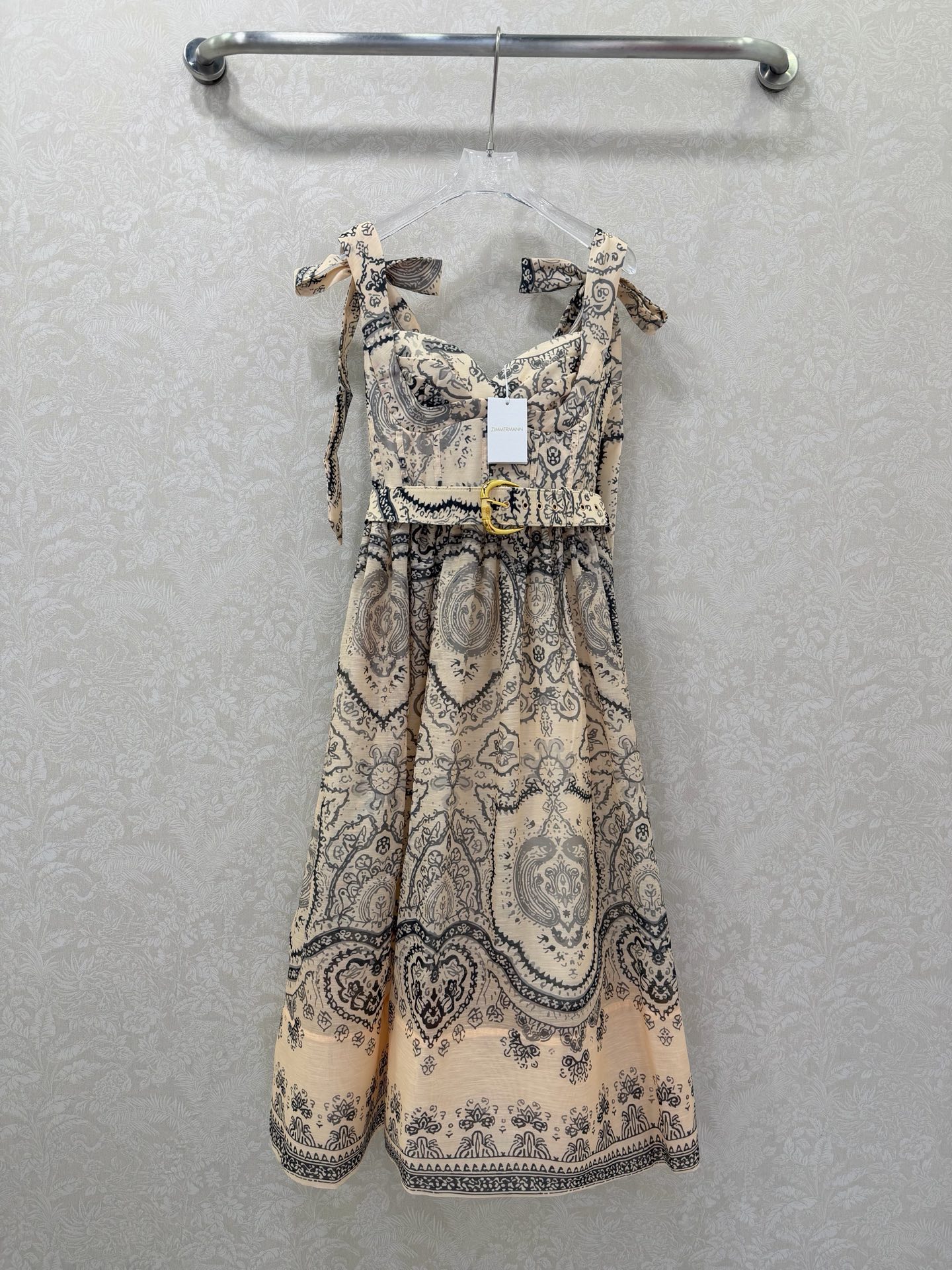 NO:742904,ZIMMERMA*N 26 new style shoulder strap tube top suspender dress. The two colors are so beautiful. The classic paisley pattern has its own exotic style. It is niche but not in conflict with the style. It has a full tone and a sense of high-end~  Another color is a creamy apricot-colored base fabric printed with gentle pink flowers. The skirt is embellished with retro patterns, which is sweet but not greasy, giving it a girly look. The shoulder straps can be tied into bows, the golden buckle-head belt tightens the waist to make you look slimmer, and the A-line skirt covers the crotch and makes the legs look longer!  It is gentle and elegant for daily wear, and can be worn on dates to directly capture the atmosphere. A must-have for sweet girls!  2 colors and 4 codes SMLXL, Zimmerman-clothing, skirts,19860909ZIMMERMA*N 26新款肩绑带抹胸吊带裙 两个花色太美腻了 经典的佩斯利纹样自带异域风情,小众又不撞款,腔调十足高级感拉满～ 另一花色奶杏色底布上印满温柔的粉系花卉,裙摆处的复古纹样点缀,甜而不腻,少女感拉满～肩带可系成蝴蝶结,金色扣头腰带收腰显瘦,A字裙摆遮胯又显腿长！ 日常穿温柔又气质,约会穿直接拿捏氛围感,甜妹必入！2色4码SMLXL,兹默曼-服装,skirts,,Women's clothing