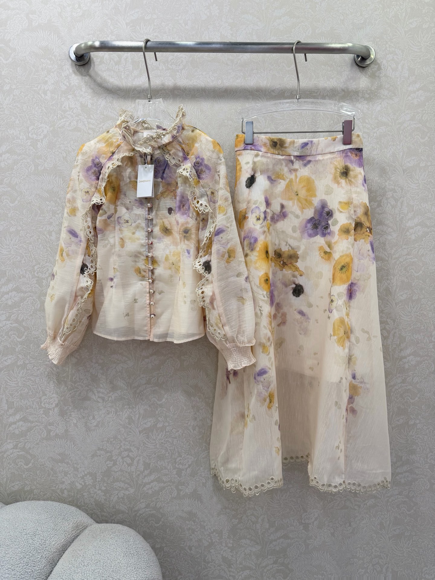 NO:742894,ZIMMERMA*N 26 new suit skirt. This suit really embodies 'gentleness and elegance' on the body!  The low-saturation taro purple + yellow tone blending is like wearing Monet's water lilies on the body. It is hazy and high-end, and will not look dark or old-fashioned at all!  The top has a fungus-edged stand-up collar and pearl buttons, which is full of sophistication!  The cuffs and body are spliced ​​with hollow lace, and the skirt is irregularly cut and has its own lace, which makes it cool when walking, covers the flesh and hides the crotch. One set can complete the outfit, whether it is a date to meet the parents, or commuting for afternoon tea, it is a proper temperament, the yellow-skinned sisters close their eyes and rush!  Solid color size 4 SMLXL, Zimmerman-clothing, skirts,19860909ZIMMERMA*N 26新款套装裙 这套真的把“温柔显贵”焊在了身上！低饱和的芋泥紫+黄调晕染,像把莫奈的睡莲穿在了身上,朦胧又高级,完全不会显黑显老气！上衣是木耳边立领+珍珠扣,精致度拉满！袖口和衣身的镂空蕾丝拼接,半裙是不规则剪裁,自带蕾丝花边,走路带风,遮肉又藏胯.一套搞定穿搭,不管是约会见家长,还是通勤下午茶,都是妥妥的气质担当,黄皮姐妹闭眼冲！单色4码SMLXL,兹默曼-服装,skirts,,Women's clothing