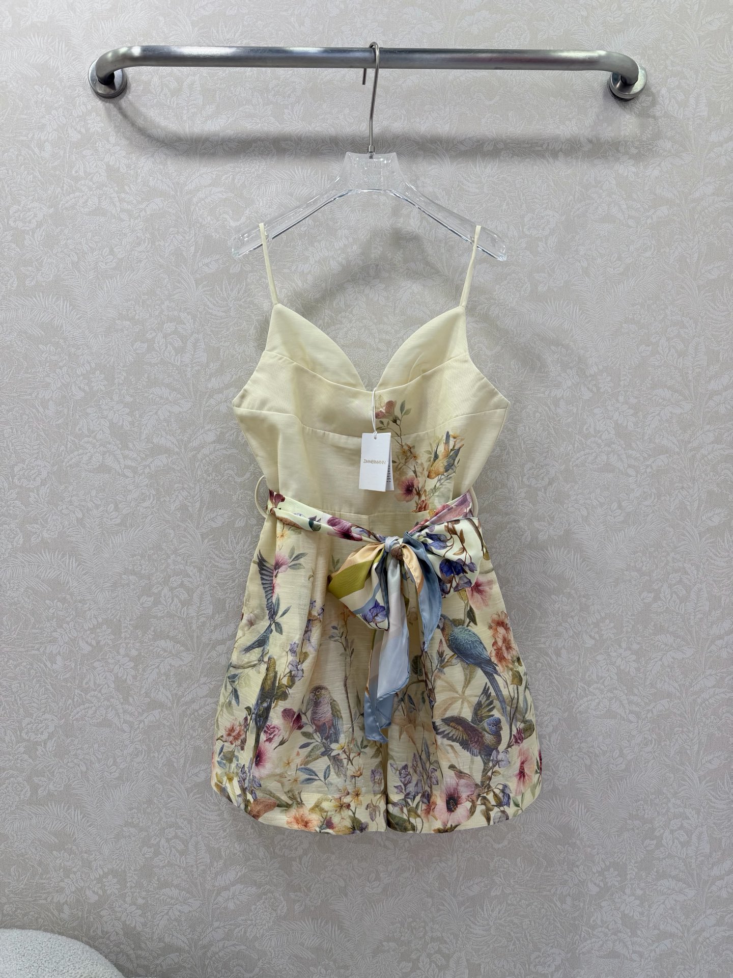 NO:742889,ZIMMERMA*N 26 new flower and bird print suspender jumpsuit directly welds the spring atmosphere on the body!  The apricot-colored base fabric is printed with lively patterns of flowers and birds. It is light and breathable. When the wind blows, it feels like dancing among the flowers~ It comes with a silk scarf belt made of the same fabric. When worn, it instantly tightens the waist to show the proportions, and even a small person can wear it to create long legs!  Wear it on dates, picnics, and vacations, and it will look great when taking photos. It is gentle and white, and the yellow-skinned sisters will close their eyes and rush!  Solid color code 4 SMLXL, Zimmerman-clothing,19860909ZIMMERMA*N 26新款花鸟印花吊带连体裤 直接把春日氛围感焊在身上！奶杏色底布上印满灵动的花鸟图案,轻盈又透气,风一吹就像在花丛里跳舞～自带的同面料丝巾腰带,系上瞬间收腰显比例,小个子也能穿出大长腿！约会、野餐、度假穿它,拍照巨出片,温柔又显白,黄皮姐妹闭眼冲！ 单色4码SMLXL,兹默曼-服装,,Women's clothing