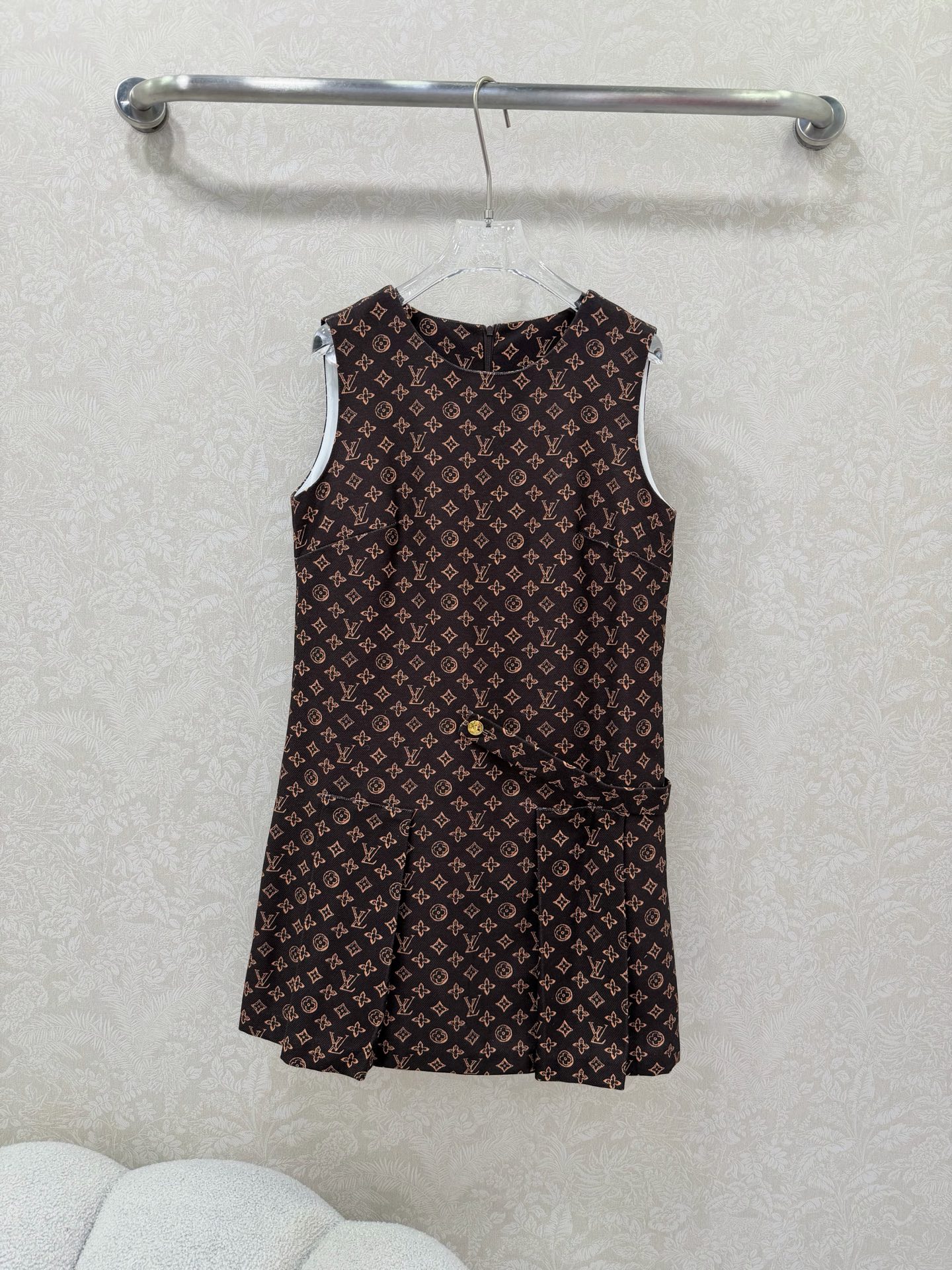 NO:742879,Louis Vuitto*26 new all-over presbyopic sleeveless dress. Classic presbyopic pattern, simple and elegant, sleeveless + straight version, covering the flesh and making you look slimmer. It is friendly to all body types ~ The golden button decoration on the side is full of details. It can be worn for commuting and dating. Just wear it with a small coat and it will look very noble!  Classic and timeless, it’s a must-have for lovers of texture and minimalist style with their eyes closed!  2 colors and 3 codes SML,Louis Vuitton-clothing,louis vuitton,louis vuitton,skirts,jackets & coats,19860909Louis Vuitto*26新款满幅老花无袖连衣裙 经典老花图案,简约又大气,无袖+直筒版型,遮肉显瘦,对各种身材都友好～侧边的金色扣头装饰,细节感拉满,通勤、约会都能穿,随便搭个小外套就很显贵气！ 经典耐看,永不过时,质感党和极简风爱好者闭眼冲！2色3码SML,路易威登-服装,louis vuitton,louis vuitton,skirts,jackets & coats,,Women's clothing