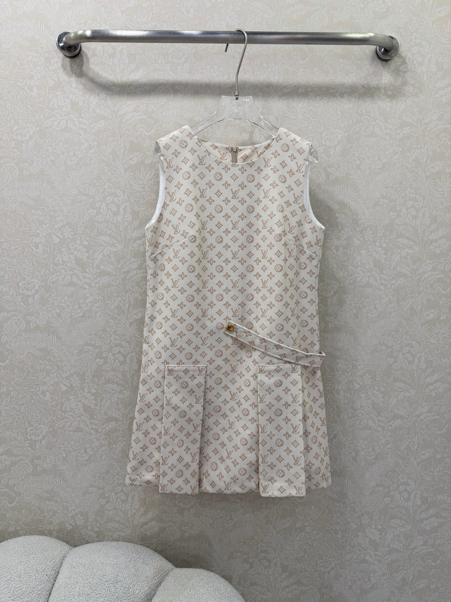 NO:742867,Louis Vuitto*26 new all-over presbyopic sleeveless dress. Classic presbyopic pattern, simple and elegant, sleeveless + straight version, covering the flesh and making you look slimmer. It is friendly to all body types ~ The golden button decoration on the side is full of details. It can be worn for commuting and dating. Just wear it with a small coat and it will look very noble!  Classic and timeless, it’s a must-have for lovers of texture and minimalist style with their eyes closed!  2 colors and 3 codes SML,Louis Vuitton-clothing,louis vuitton,louis vuitton,skirts,jackets & coats,19860909Louis Vuitto*26新款满幅老花无袖连衣裙 经典老花图案,简约又大气,无袖+直筒版型,遮肉显瘦,对各种身材都友好～侧边的金色扣头装饰,细节感拉满,通勤、约会都能穿,随便搭个小外套就很显贵气！ 经典耐看,永不过时,质感党和极简风爱好者闭眼冲！2色3码SML,路易威登-服装,louis vuitton,louis vuitton,skirts,jackets & coats,,Women's clothing