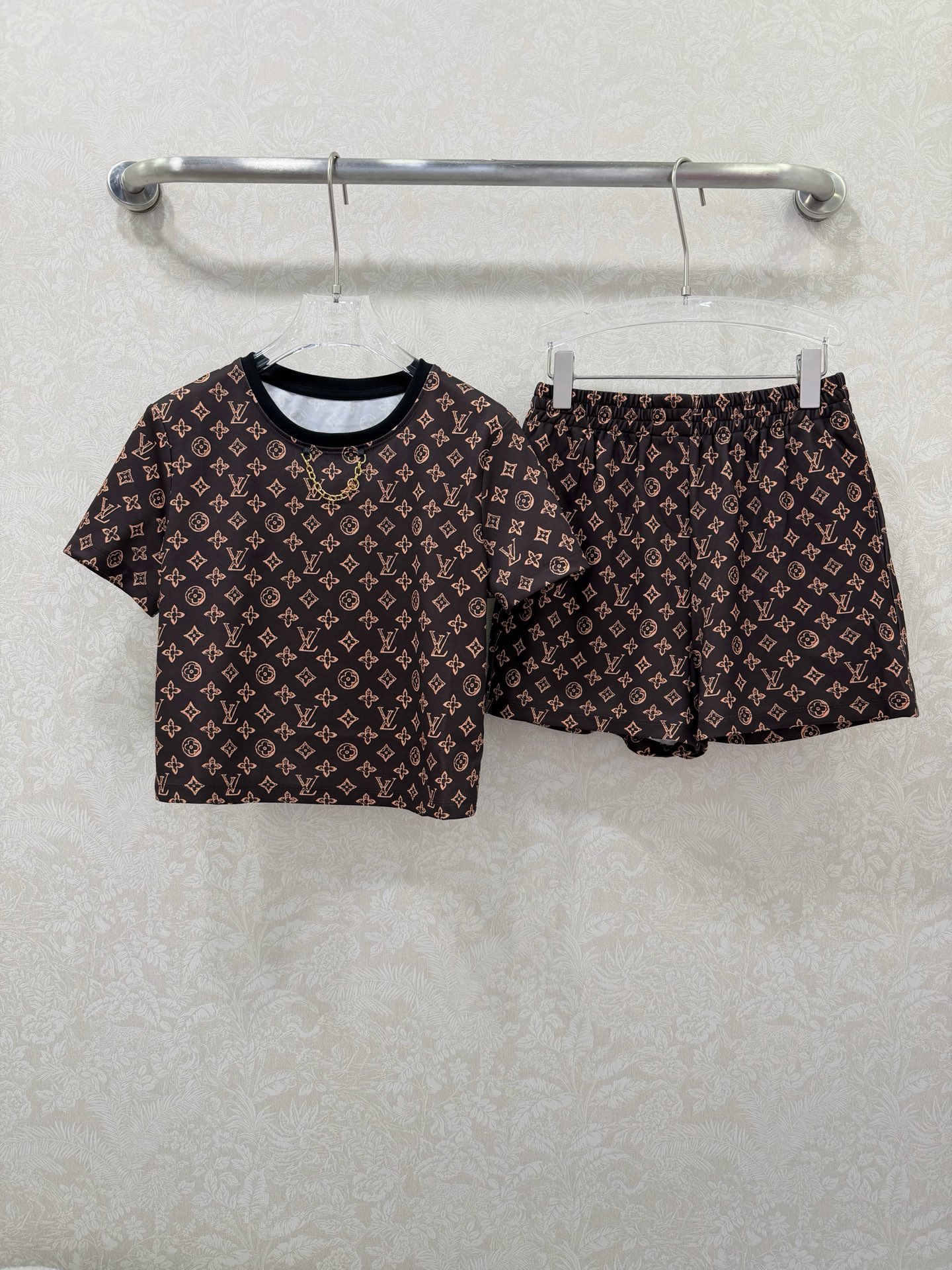 NO:742898,Louis Vuitto*26 new all-over presbyopia casual suit. I love this kind of no-brainer suit in summer!  Dark brown background + light gold presbyopic pattern, classic and attractive, soft and comfortable fabric, focusing on a lazy and relaxed feeling~ The combination of short sleeves + shorts is breathable and cool, and can be worn for daily walks, afternoon tea, and vacations!  No need to match, just step on a pair of canvas shoes and you will be casual and fashionable. Lazy sisters close their eyes and enjoy!  2 colors and 3 codes SML,Louis Vuitton-clothing,louis vuitton,louis vuitton,shorts,T-shirt,19860909Louis Vuitto*26新款满幅老花休闲套装 夏天就爱这种不用费脑的套装！ 深棕底色+浅金老花图案,经典又耐看,面料软糯舒服,主打一个慵懒松弛感～短袖+短裤的组合,透气又凉快,日常遛弯、下午茶、度假都能穿！不用搭配,随便踩双帆布鞋就是随性时髦精,懒人姐妹闭眼入！ 2色3码SML,路易威登-服装,louis vuitton,louis vuitton,shorts,T-shirt,,Women's clothing
