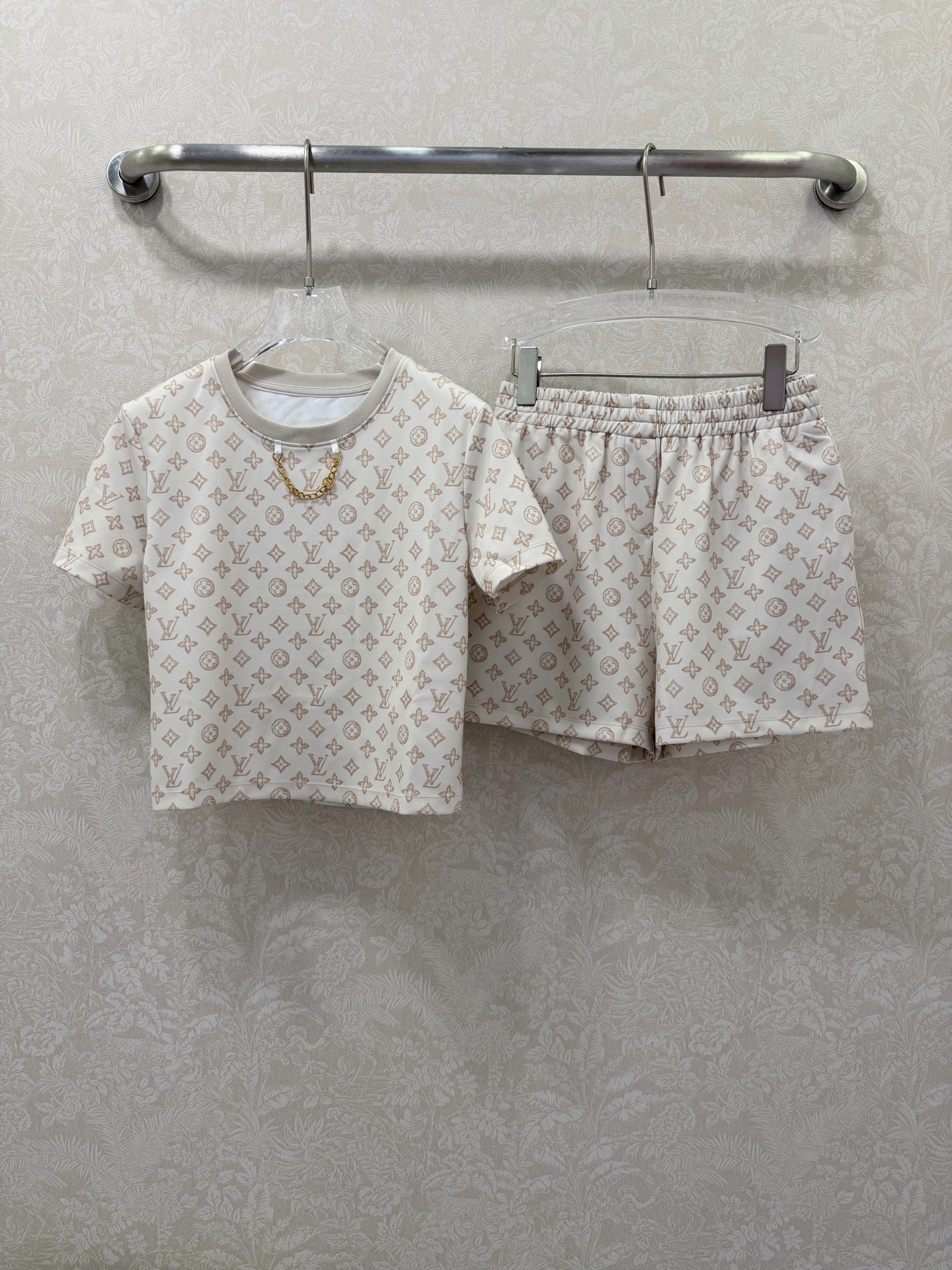 NO:742908,Louis Vuitto*26 new all-over presbyopia casual suit. I love this kind of no-brainer suit in summer!  Dark brown background + light gold presbyopic pattern, classic and attractive, soft and comfortable fabric, focusing on a lazy and relaxed feeling~ The combination of short sleeves + shorts is breathable and cool, and can be worn for daily walks, afternoon tea, and vacations!  No need to match, just step on a pair of canvas shoes and you will be casual and fashionable. Lazy sisters close their eyes and enjoy!  2 colors and 3 codes SML,Louis Vuitton-clothing,louis vuitton,louis vuitton,shorts,T-shirt,19860909Louis Vuitto*26新款满幅老花休闲套装 夏天就爱这种不用费脑的套装！ 深棕底色+浅金老花图案,经典又耐看,面料软糯舒服,主打一个慵懒松弛感～短袖+短裤的组合,透气又凉快,日常遛弯、下午茶、度假都能穿！不用搭配,随便踩双帆布鞋就是随性时髦精,懒人姐妹闭眼入！ 2色3码SML,路易威登-服装,louis vuitton,louis vuitton,shorts,T-shirt,,Women's clothing