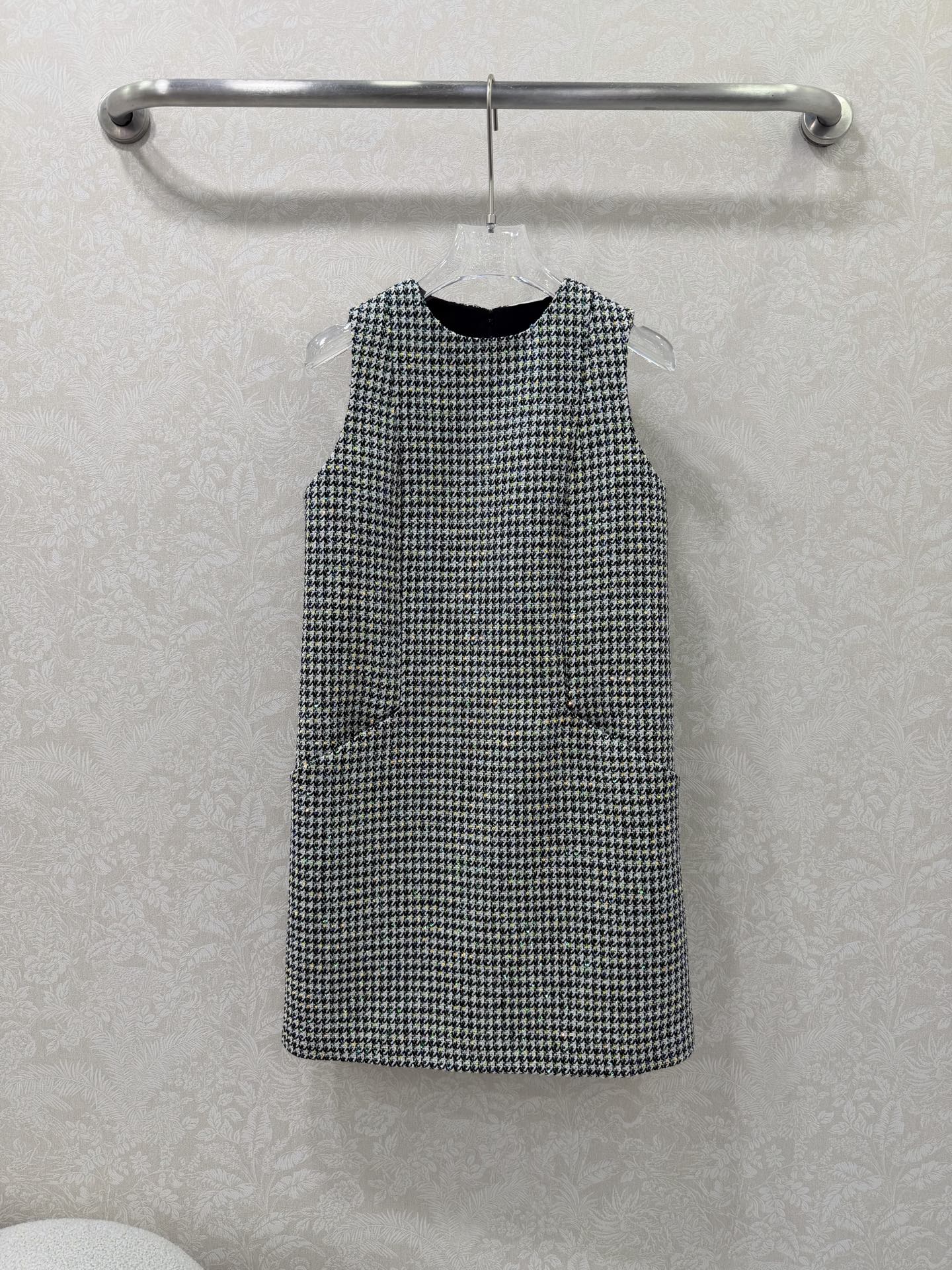 NO:774493,Dio*26 new houndstooth sleeveless vest dress, silk-lined version, retro sweet girl style houndstooth vest dress, classic houndstooth pattern + sleeveless design, retro and playful A-line version + pocket details, age-reducing and practical. Wearing it alone is sweet girl style, with a white shirt inside is college style, it also looks great when layered in spring and autumn~Solid color 3 size SML, Dior-clothing, dior, dior, skirts, shirts, real silk,19860909Dio*26新款千鸟格无袖背心裙 真丝内衬版本 复古甜妹风千鸟格背心裙 经典千鸟格纹+无袖设计,复古又俏皮 A字版型+口袋细节,减龄又实用 单穿是甜妹风,内搭白衬衫是学院风,春秋叠穿也超好看～单色3码SML,迪奥-服装,dior,dior,skirts,shirts,real silk,,Women's clothing