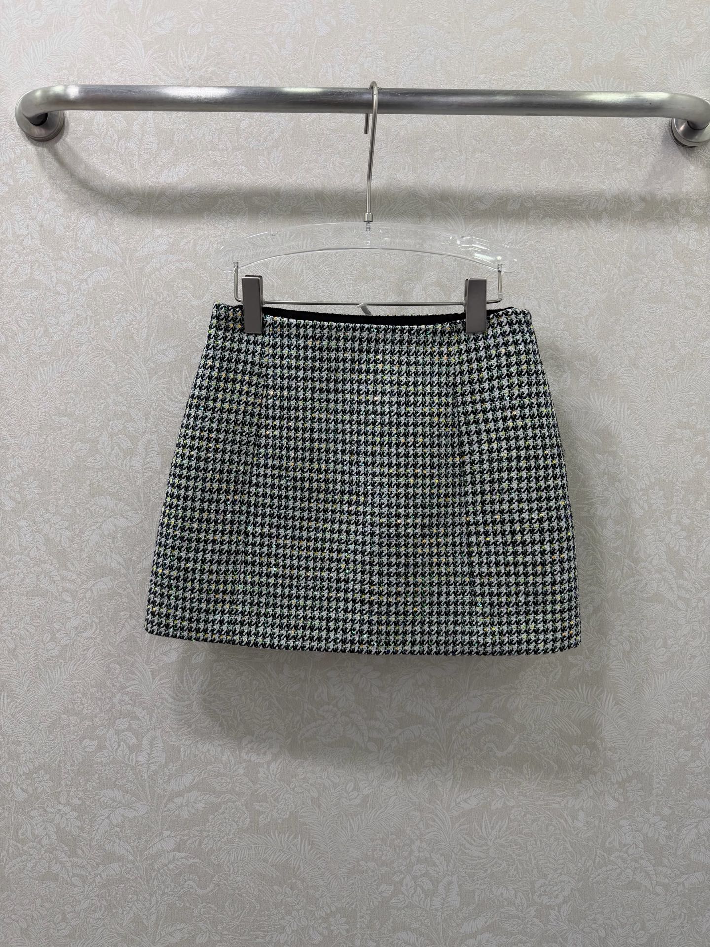 NO:774503,Dio*26 new houndstooth A-line skirt, silk-lined version, sweet and cool houndstooth skirt｜Small Amana. The A-line version makes the legs look longer, and the houndstooth pattern is retro and fashionable. The tweed material has its own texture, and the short design just exposes the thinnest thighs. Wear it with a suit to look like a workplace beauty, and with a T-shirt, you will look like a sweet girl on the street. Wearing two skirts is super practical  Single color size 3 SML, Dior-clothing, dior, dior, skirts, tees, t-shirt, business suit, real silk,19860909Dio*26新款千鸟格A字半身裙 真丝内衬版本 甜酷风千鸟格半裙｜小个子天菜.A字版型巨显腿长,千鸟格纹复古又时髦.粗花呢材质自带质感,短款设计刚好露出最细的大腿根 搭西装是职场丽人,搭T恤是街头甜妹,一裙两穿超实用 单色3码SML,迪奥-服装,dior,dior,skirts,tees，t-shirt,business suit,real silk,,Women's clothing