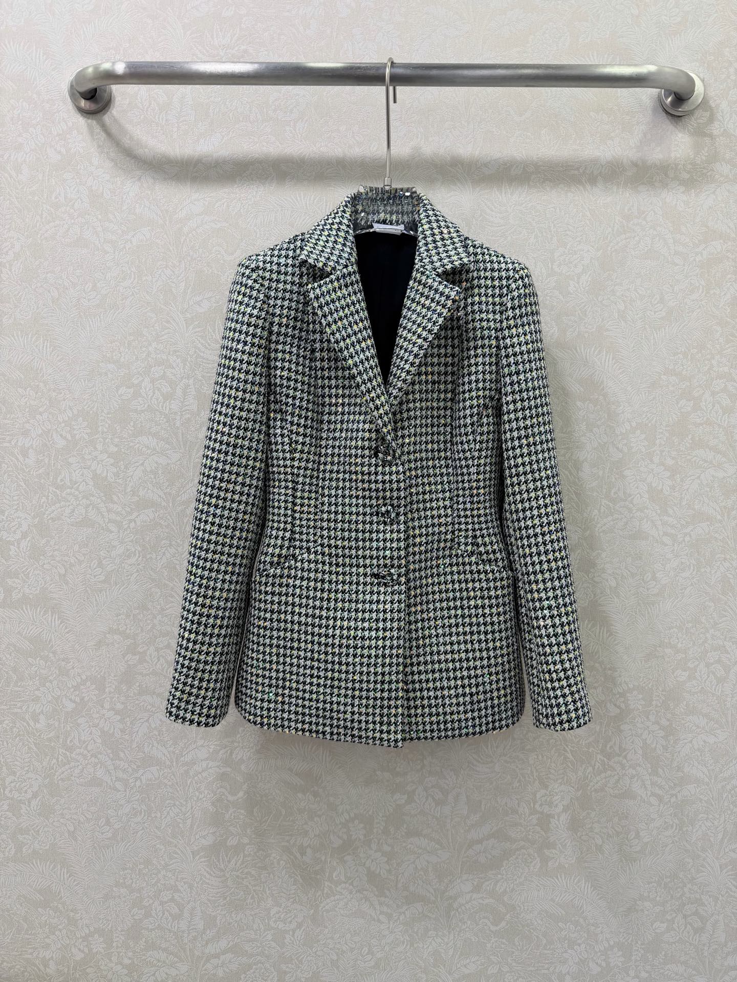 NO:774513,Dio*26 New Houndstooth Waist Suit Jacket Silk-lined version Retro Houndstooth suit Classic houndstooth sequined fabric comes with advanced filter, waist cut perfectly outlines the waistline Crisp fabric + neat lapel, workplace sophistication and retro fashion sense go together. Pair it with the same series of skirts to create an 'elite-sense suit', full of aura ~ Monochrome size 3 SML, Dior-clothing, dior, dior, skirts, jackets &  coats, business suit, real silk,19860909Dio*26新款千鸟格收腰西装外套 真丝内衬版本 复古千鸟格西装 经典千鸟格纹亮片面料自带高级滤镜,收腰剪裁完美勾勒腰线 挺括面料+利落翻领,职场干练感和复古时髦感双在线 搭同系列半裙就是一套“精英感套装”,气场全开～单色3码SML,迪奥-服装,dior,dior,skirts,jackets & coats,business suit,real silk,,Women's clothing