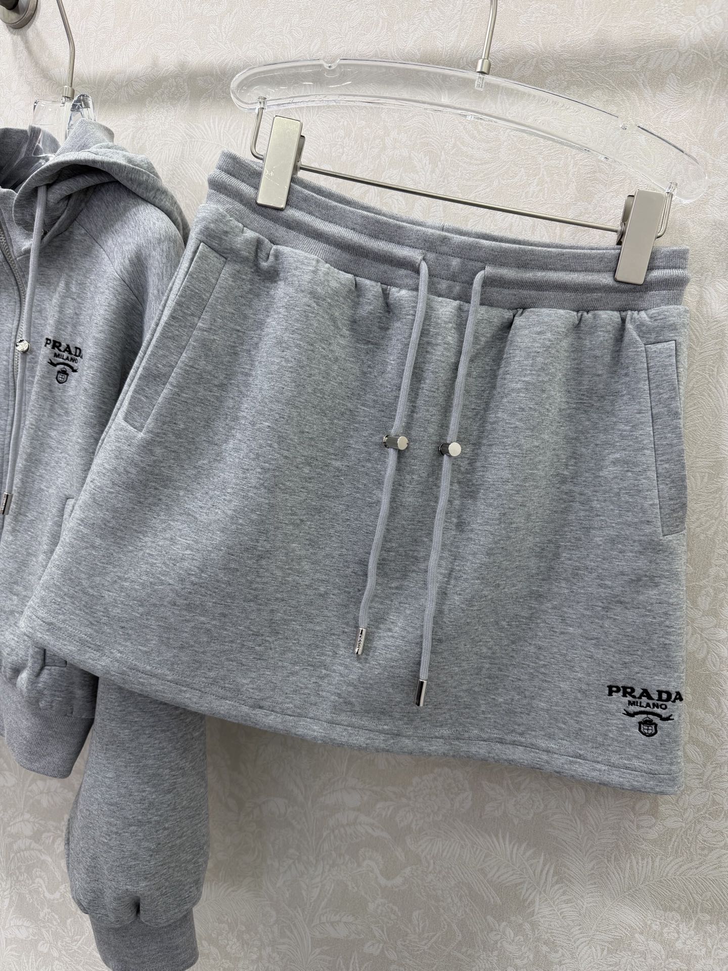🔥🔥PRAD*26新款三角标卫衣套装 运动休闲套装，高级配色自带清冷感。定制高克重卫衣料，挺括不易变形。