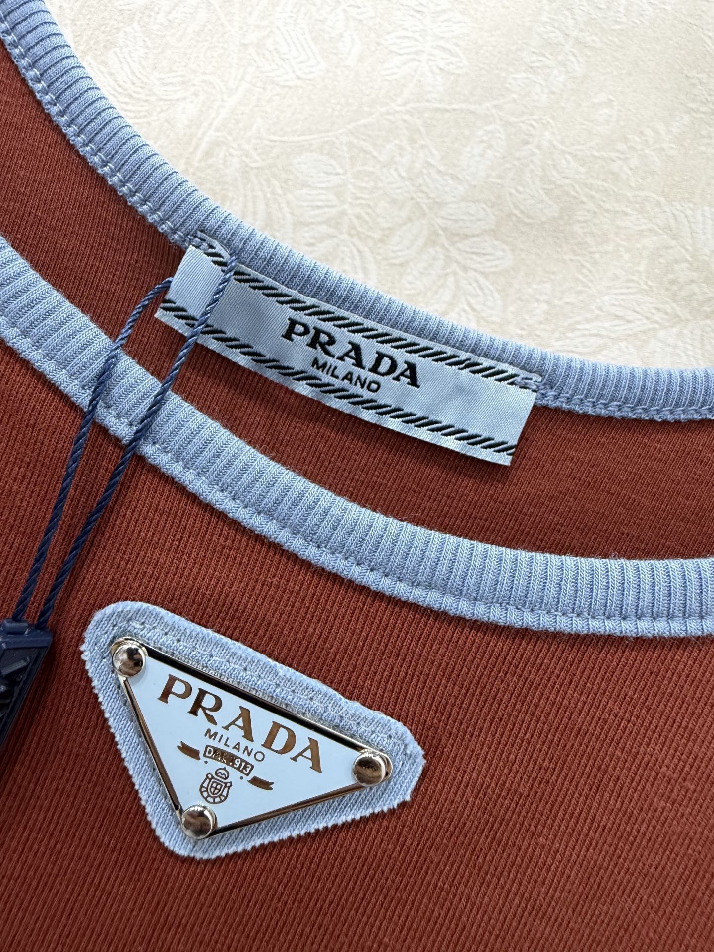🔥🔥PRAD*26新款焦糖色撞色边背心 辣妹必备。高弹罗纹棉面料，修身显瘦不紧绷。焦糖色与雾霾蓝撞色包边