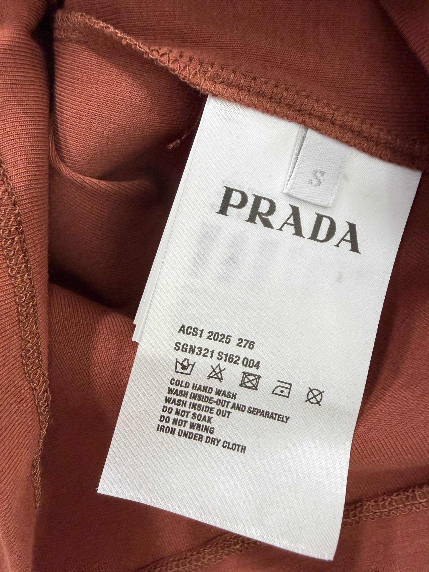 🔥🔥PRAD*26新款焦糖色撞色边背心 辣妹必备。高弹罗纹棉面料，修身显瘦不紧绷。焦糖色与雾霾蓝撞色包边
