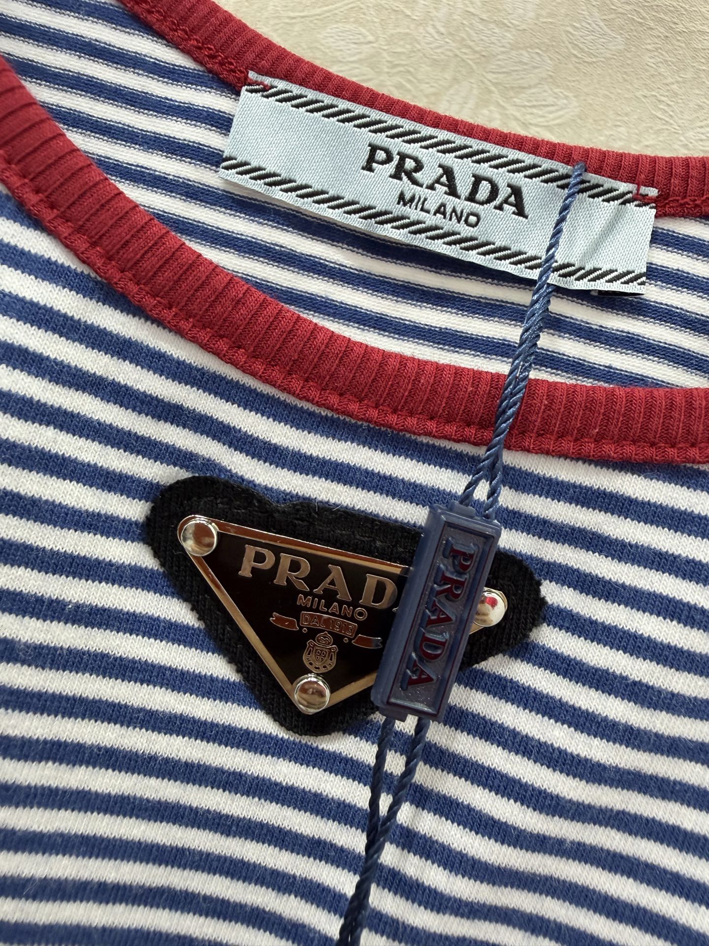 🔥🔥PRAD*26新款红白条纹撞色针织背心复古甜妹本命！这件条纹背心太会了✨经典红白条纹自带复古滤镜，撞