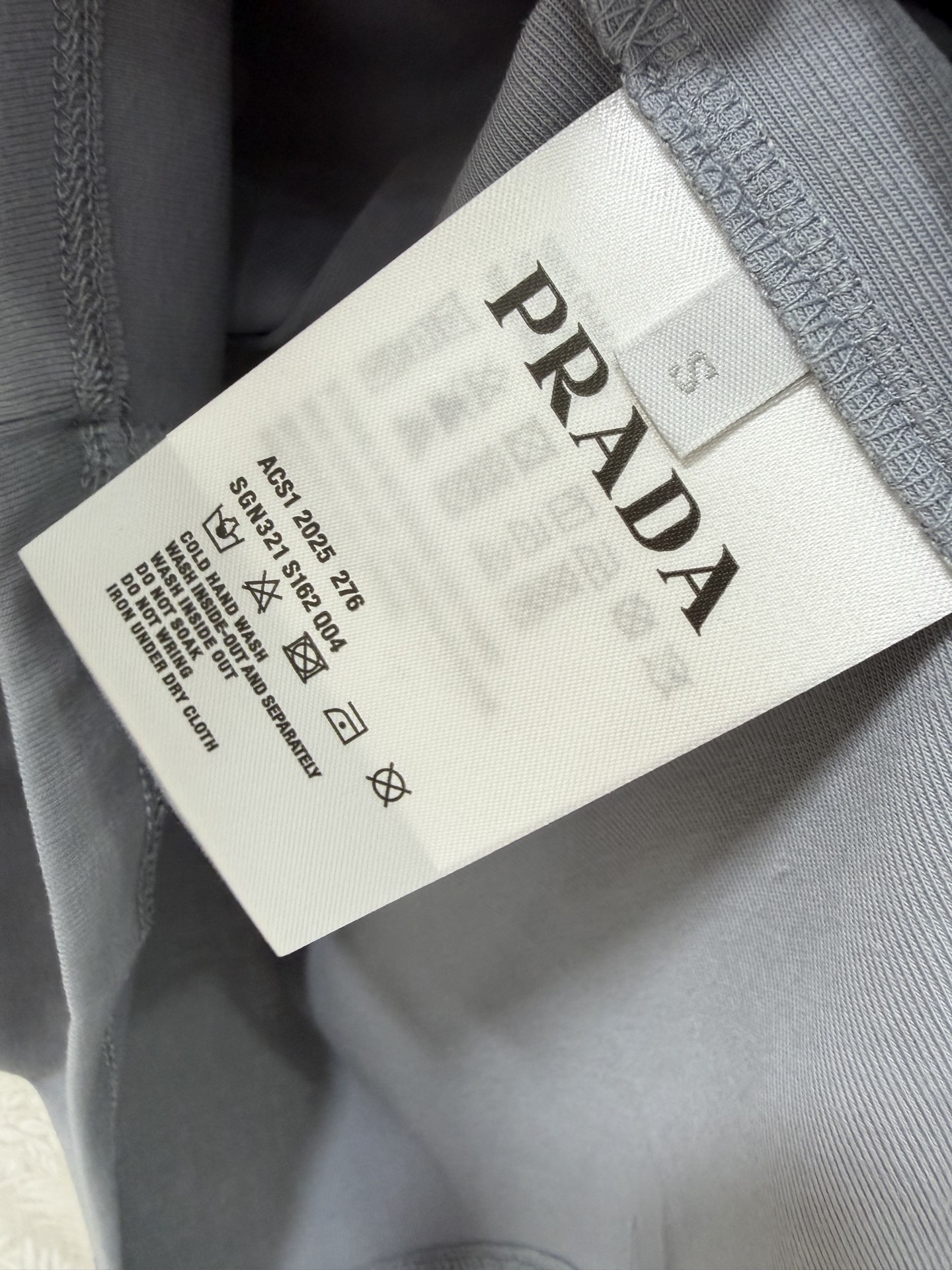🔥🔥PRAD*26新款崧蓝撞色边短袖T恤 高弹罗纹棉面料，修身显瘦不紧绷。焦糖色与雾霾蓝撞色包边，色彩高