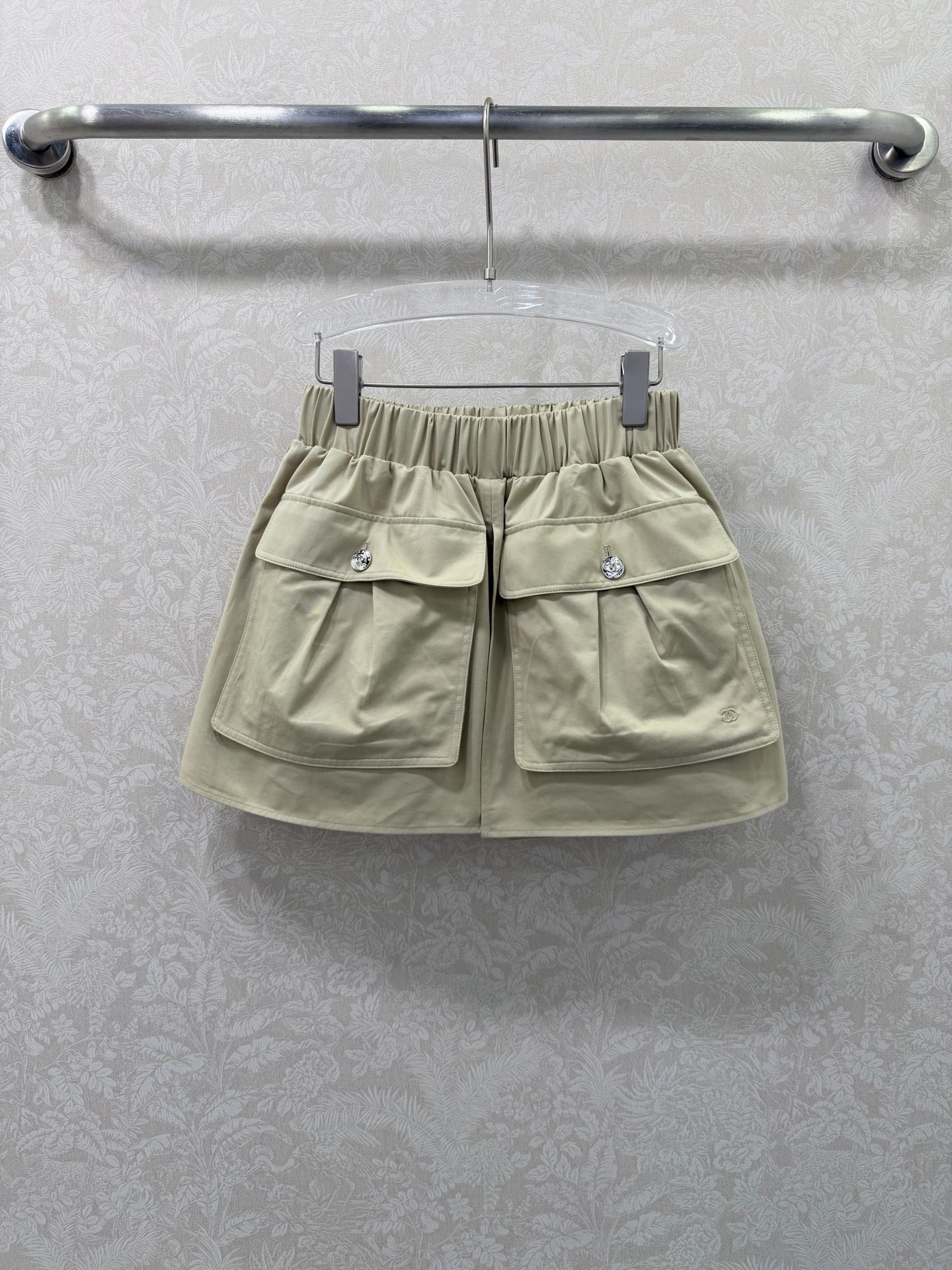 NO:774535,chan*l 26 khaki large pocket workwear style skirt, this large pocket skirt is so handsome. The khaki color is retro and versatile, with outdoor functional style. Wear-resistant and wrinkle-resistant fabric, elastic waist design does not pick up the waistline. Oversized three-dimensional pockets + customized metal buckle decoration, full of coolness, easy to wear with a sweater. The elastic waist is super friendly to fat sisters, cool girls have a good idea of ​​​​dressing!  Single color size 3 SML, Chanel-clothing, chanel,chanel,hoodie,sweatshirts,skirts,shorts,19860909chan*l 26卡其色大口袋工装短裤裙 工装风半裙,这条大口袋半裙帅炸了 卡其色复古又百搭,户外机能风.耐磨抗皱面料,松紧腰设计不挑腰围.超大立体口袋+定制金属扣装饰,酷飒感十足,搭配卫衣随性自在.松紧腰对微胖姐妹超友好,酷女孩穿搭拿捏了！ 单色3码SML,香奈儿-服装,chanel,chanel,hoodie,sweatshirts,skirts,shorts,,Women's clothing
