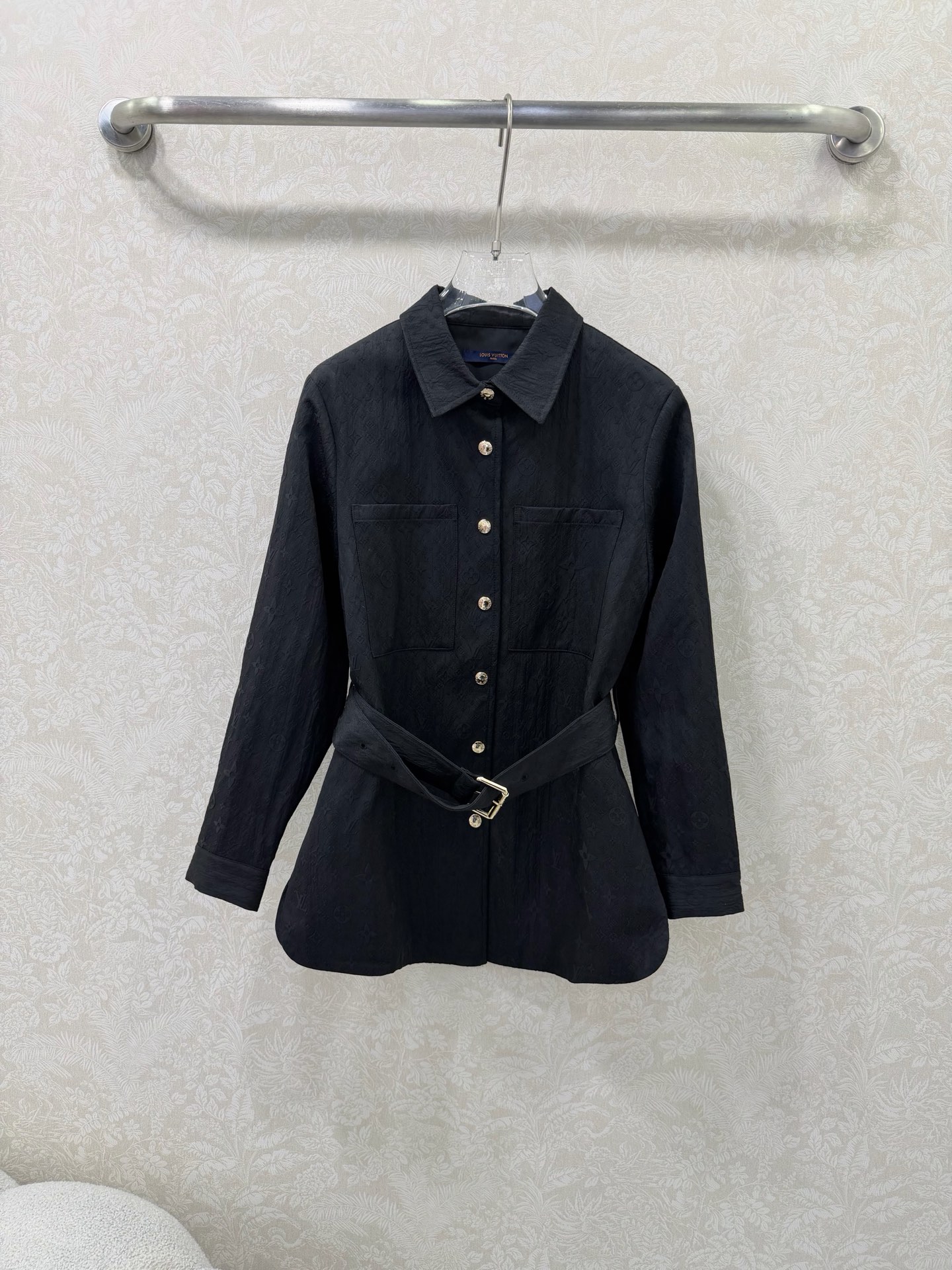 NO:743781,LOUIS VUITTO*26 New Presbyopic Textured Waist Shirt Jacket  The textured fabric with its own high-end texture breaks the monotony of solid-color shirts. It has a three-dimensional touch and is crisp and not easy to wrinkle. The classic lapel is paired with neat long sleeves, taking into account the formal feeling of commuting and daily practicality. The double patch pocket design on the chest adds a neat sense of workwear style. The finishing touch is the gold metal button, which is combined with black  The base color collides with a light and luxurious atmosphere, and the matching belt can be adjusted freely to easily outline the golden ratio of 30 to 70 points, switching from loose and lazy to a smart waist shape. Wear it alone as a temperamental shirt, and wear it with a delicate thin jacket. Wear it multiple times, suitable for multiple scenes such as the workplace, dating, leisure, etc. You can close your eyes without stepping on thunder.  Solid color size 3 SMLWU,Louis Vuitton-clothing,louis vuitton,louis vuitton,jackets & coats,shirts,gold,19860909LOUIS VUITTO*26新款老花肌理感收腰衬衫外套 自带高级质感的肌理纹面料,打破纯色衬衫的单调,触感立体且挺括不易皱.经典翻领搭配利落长袖,兼顾通勤正式感与日常实用性,胸前双贴袋设计增添工装风的利落感.点睛之笔的金色金属纽扣,与黑色底色碰撞出轻奢氛围,配套腰带可自由调节,轻松勾勒出三七分黄金比例,从宽松慵懒切换为干练收腰造型.单穿是气质衬衫,外搭则是精致薄外套,一衣多穿适配职场、约会、休闲等多重场景,闭眼入不踩雷 单色3码SMLWU,路易威登-服装,louis vuitton,louis vuitton,jackets & coats,shirts,gold,,Women's clothing
