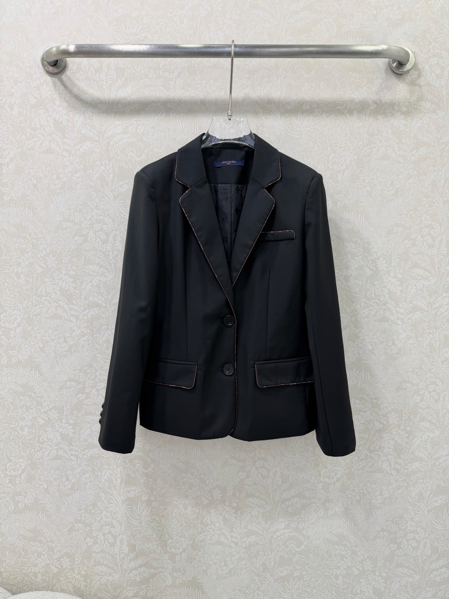 NO:743787,LOUIS VUITTO*26 new style spliced ​​presbyopia striped suit jacket, great heroine aura!  The high-count and crisp fabrics are selected, and the upper body has a right-angled shoulder effect, making it easy to create a smart and neat workplace image. The classic notched lapel collar is matched with a two-button design, which is simple and elegant, and the presbyopia piping that runs through the body is the finishing touch, outlining a delicate outline on a pure black background, instantly enhancing recognition.  The brown leather triangle logo on the back not only reflects the brand recognition, but also adds a sense of collision between retro and light luxury. The all-over presbyopia dark pattern on the lining highlights the quality in the details, low-key yet stylish. Whether it is paired with trousers of the same color to create a workplace suit, or mixed with jeans to create a relaxed feel, it can be easily controlled and is an indispensable all-round item in the wardrobe. Monochrome size 3 SMLWU, Louis Vuitton-clothing, louis vuitton, louis  vuitton,jeans,jackets & coats,business suit,19860909LOUIS VUITTO*26新款拼接老花捆条西装外套 大女主气场！甄选高支挺括面料,上身自带直角肩效果,轻松打造干练利落的职场形象.经典平驳领搭配两粒扣设计,简约大气,而贯穿衣身的老花滚边则是点睛之笔,在纯黑底色上勾勒出精致轮廓,瞬间提升辨识度. 背面的棕色皮质三角标,不仅是品牌辨识度的体现,更增添了复古与轻奢的碰撞感.内衬的满版老花暗纹,在细节处彰显品质,低调而不失格调.无论是搭配同色系西裤打造职场套装,还是混搭牛仔裤营造松弛感,都能轻松驾驭,是衣橱中不可或缺的全能单品.单色3码SMLWU,路易威登-服装,louis vuitton,louis vuitton,jeans,jackets & coats,business suit,,Women's clothing