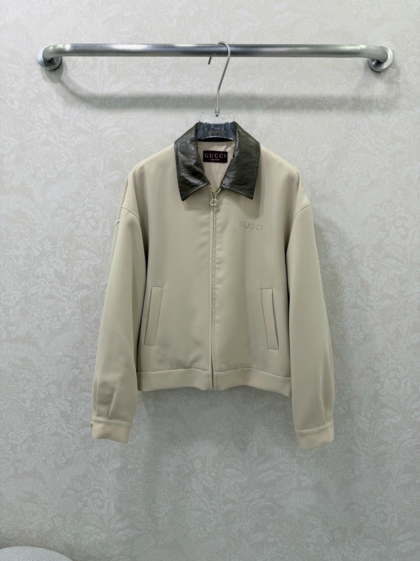 NO:743771,Gucc*26 new color-blocked lapel jacket. The color-blocking design is stunning. Off-white body + dark brown leather collar, retro and fashionable. Gucc* Logo embroidered on the chest. Horsebit metal buckle decoration on the hem. Low-key to highlight taste. Zipper opening and closing, easy to put on and take off, highly practical. Loose version, regardless of body shape, can be worn by both men and women. A must-have in spring and autumn, looks good with jeans and suit pants. Monochrome 3-code SMLX, Gucci-clothing, gucci, gucci, jeans, jackets  & coats, business suits,19860909Gucc*26新款拼色翻领夹克 拼色设计绝了 米白色主体+深棕色皮领,复古又时髦 胸前刺绣Gucc* Logo 衣身下摆马衔金属扣装饰 低调彰显品味 拉链开合,方便穿脱,实用性强 宽松版型,不挑身材,男女都能穿 春秋季必备,搭配牛仔裤、西装裤都好看 单色3码SMLX,古驰-服装,gucci,gucci,jeans,jackets & coats,business suit,,Women's clothing