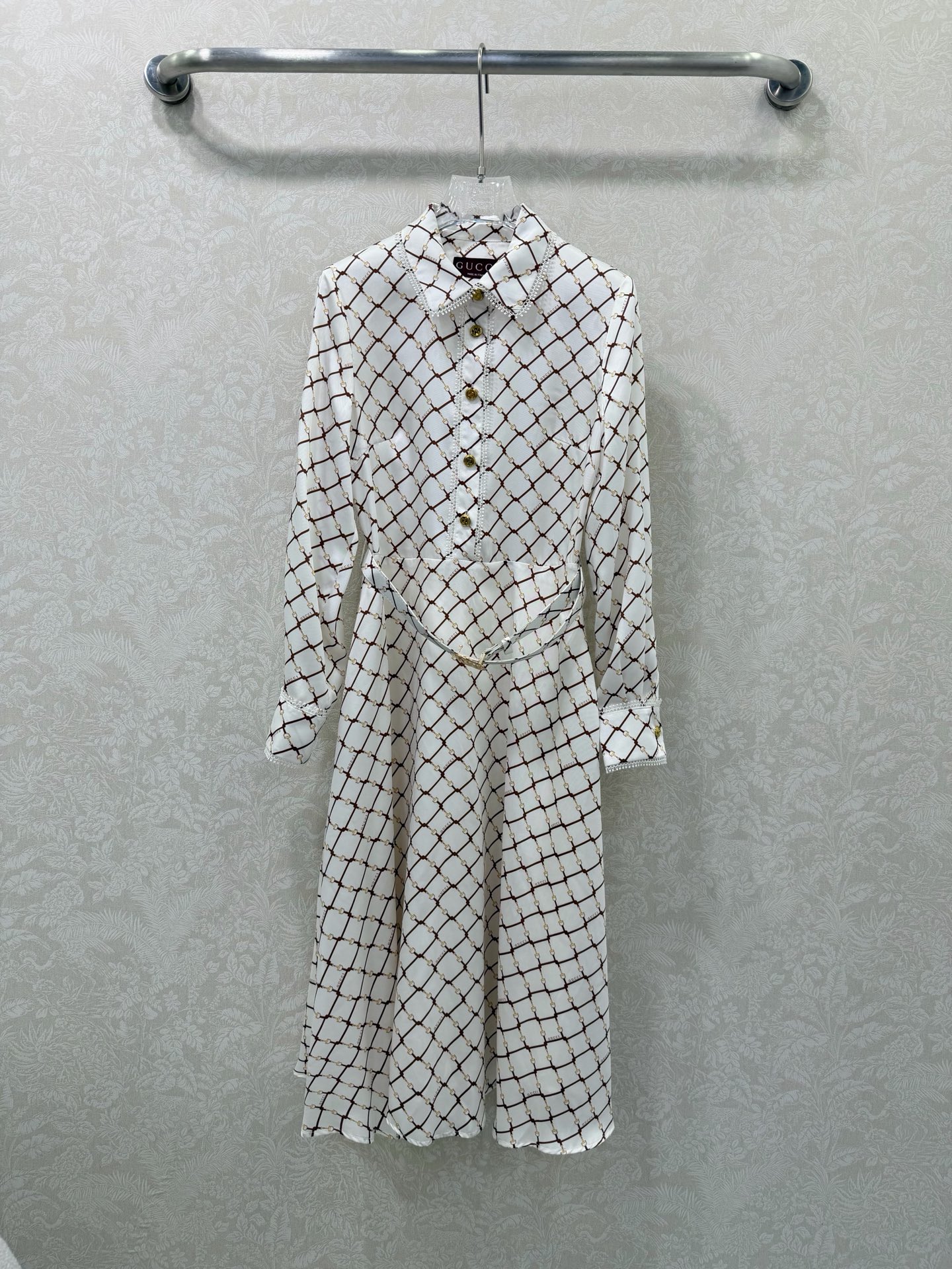 NO:743766,Gucc*26 new all-over printed horsebit long-sleeved shirt dress. The Gucc* all-over printed skirt that fell in love at a glance!  Gentle and dignified. The overall classic horsebit pattern is printed all over, which is highly recognizable. The lapel + long sleeve design is suitable for commuting and leisure. The same color belt tightens the waist to create a perfect proportion. The fabric is smooth and skin-friendly, with first-class drape. White base + brown printing, gentle and white. Highly recommended!  Single color code 3 SMLX, Gucci-clothing, gucci, gucci, skirts, shirts,19860909Gucc*26新款满印马衔扣长袖衬衫裙 一眼沦陷的Gucc*满印裙！温柔又显贵 整体经典马衔扣满印图案,辨识度超高 翻领+长袖设计,通勤休闲都合适 同色系腰带收腰,打造完美比例 面料顺滑亲肤,垂感一流 白色底+棕色印花,温柔又显白 强推！单色3码SMLX,古驰-服装,gucci,gucci,skirts,shirts,,Women's clothing