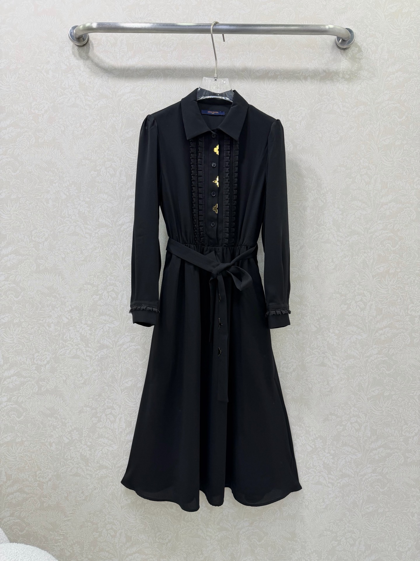 NO:743761,LOUIS VUITTO*26 black long-sleeved dress, the timeless little black dress!  Long sleeves + fungus-edged cuffs, gentle yet capable. Refined to every detail. Lapel + fungus-edged placket, retro and elegant. Golden four-leaf clover buttons, full of details. Waist lace design, highlighting the waistline, showing slimming and hiding muscles. Drape-like fabric, walking with wind, full of aura. Monochrome size 3 SMLXL, Louis Vuitton-clothing, louis vuitton, louis vuitton, skirts,19860909LOUIS VUITTO*26黑色长袖连衣裙 永不过时的小黑裙！长袖+木耳边袖口,温柔又不失干练 精致到每一个细节 翻领+木耳边门襟,复古又优雅 金色四叶草纽扣,细节拉满 收腰系带设计,凸显腰线,显瘦藏肉 垂坠感面料,走路带风,气场全开 单色3码SMLXL,路易威登-服装,louis vuitton,louis vuitton,skirts,,Women's clothing