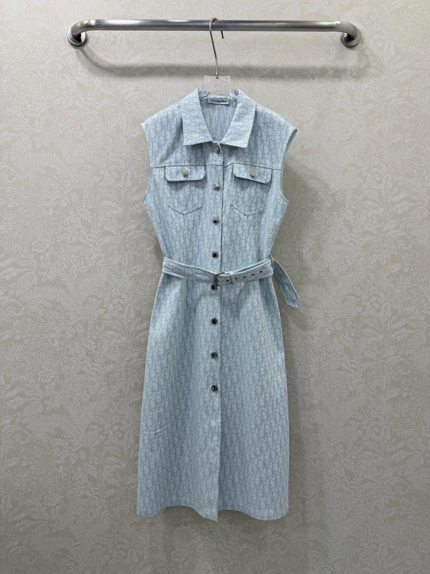 NO:743756,Dio*26 New Presbyopic Sleeveless Vest Dress The Dio* presbyopic dress that has been the subject of much discussion!  Both light blue and off-white are stunning, classic Oblique presbyopia, with built-in high-end filters. Sleeveless shirt collar design, can be worn for commuting and dating. The same color belt tightens the waist, changing the proportion in seconds. The light blue is fresh and age-reducing, and the off-white is gentle and versatile. The denim fabric is crisp and stylish, and the texture is full of 2 colors and 3 sizes SML, Dior-clothing, dior, dior, loro piana, skirts, shirts,19860909Dio*26新款老花无袖背心裙 被问爆的Dio*老花裙！浅蓝和米白都太绝了经典Oblique老花,自带高级感滤镜 无袖衬衫领设计,通勤约会都能穿 同色系腰带收腰,秒变三七分比例 浅蓝清新减龄,米白温柔百搭 牛仔面料挺括有型,质感满分2色3码SML,迪奥-服装,dior,dior,loro piana,skirts,shirts,,Women's clothing