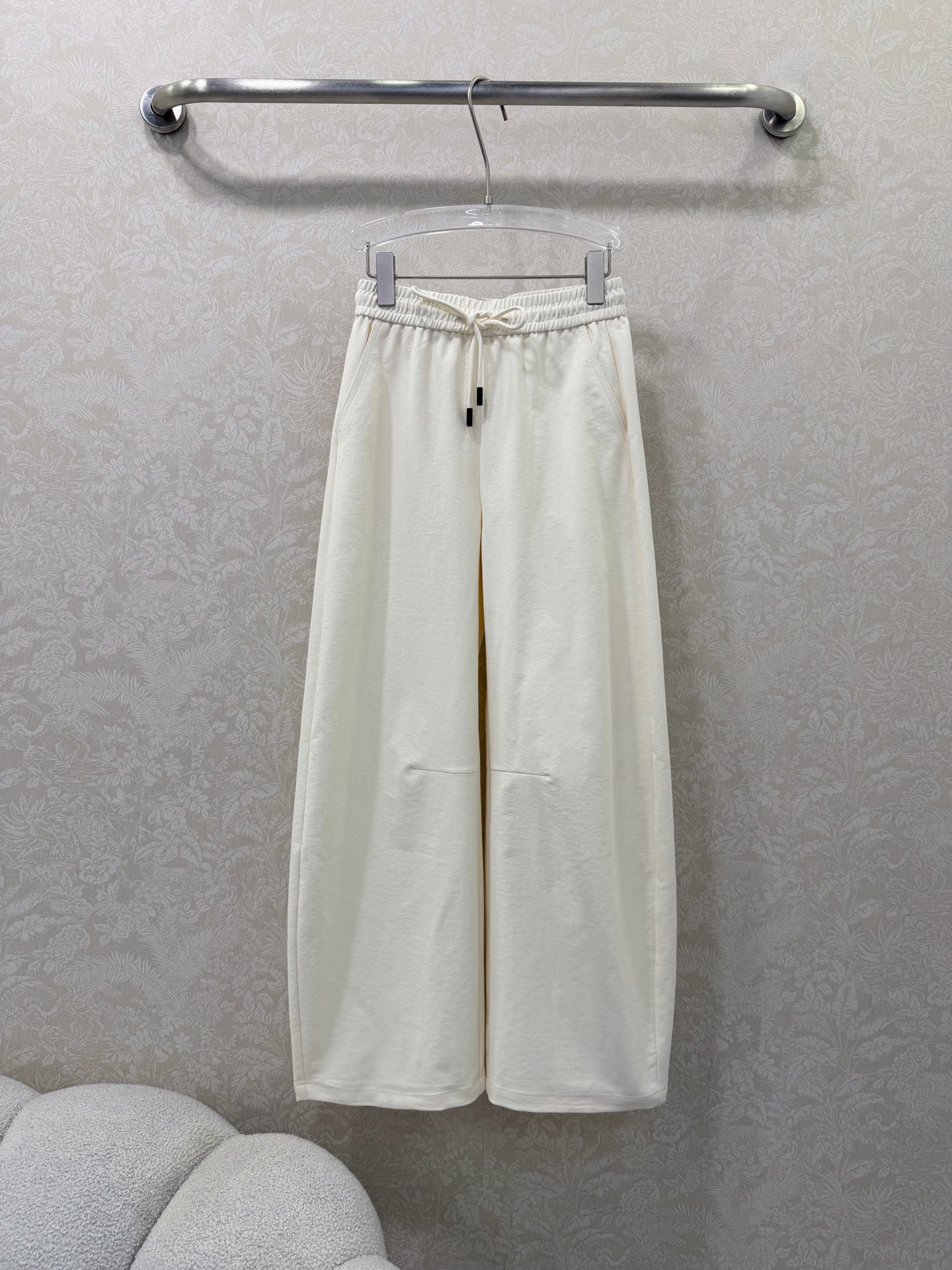 NO:743751,Chan*l26 new pure cotton scimitar pants. Pants that are so comfortable that you don’t want to take them off. Very classic scimitar wide-leg pants, modify the shape of the legs, hide the muscles and show slimming. Elastic waist + drawstring design, double C embellishment in the back pocket. Comfortable and gentle. The soft white color, cool black, close your eyes. Casual and sports style, looks good with T-shirts and sweaters. 2 colors and 3 sizes SML, Chanel-clothing, chanel, chanel, loro  piana,hoodie,sweatshirts,tees,t-shirt,19860909Chan*l26新款纯棉弯刀裤 舒服到不想脱的裤子 非常经典的弯刀阔腿裤型,修饰腿型,藏肉显瘦 松紧腰+抽绳设计,后口袋双c点缀 舒适不勒 米白温柔,黑色酷飒,闭眼入 休闲运动风,搭配T恤、卫衣都好看 2色3码SML,香奈儿-服装,chanel,chanel,loro piana,hoodie,sweatshirts,tees，t-shirt,,Women's clothing