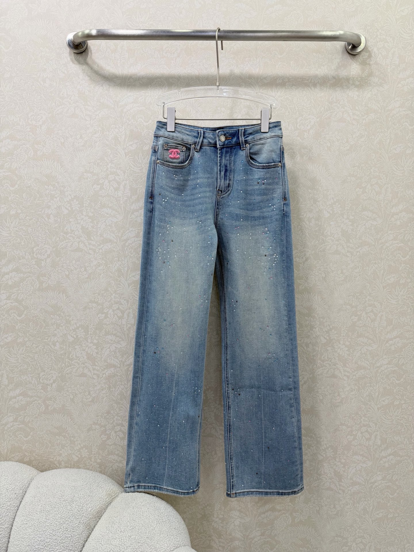 NO:743743,Chan*l26 new wide-leg jeans with sparkling diamonds, Chanel jeans with their own starlight!  It's too flashy. Light blue washed denim, fresh and age-reducing. Decorated with diamonds all over, blingbling is super eye-catching. Double C pink embroidery is girly. Wide-leg pants shape, modify the leg shape, hide the flesh and make the body slimmer. High-waisted design, elongate the leg proportion, make you look taller and fashionable. Monochrome 26.27.28.29.30, Chanel-clothing, chanel, chanel, jeans,19860909Chan*l26新款闪钻阔腿牛仔裤  自带星光的Chanel牛仔裤！太闪了吧 浅蓝水洗牛仔,清新又减龄 全身闪钻装饰,blingbling超吸睛 双C粉色刺绣少女心爆棚 阔腿裤型,修饰腿型,藏肉显瘦 高腰设计,拉长腿部比例,显高又时髦 单色26.27.28.29.30,香奈儿-服装,chanel,chanel,jeans,,Women's clothing