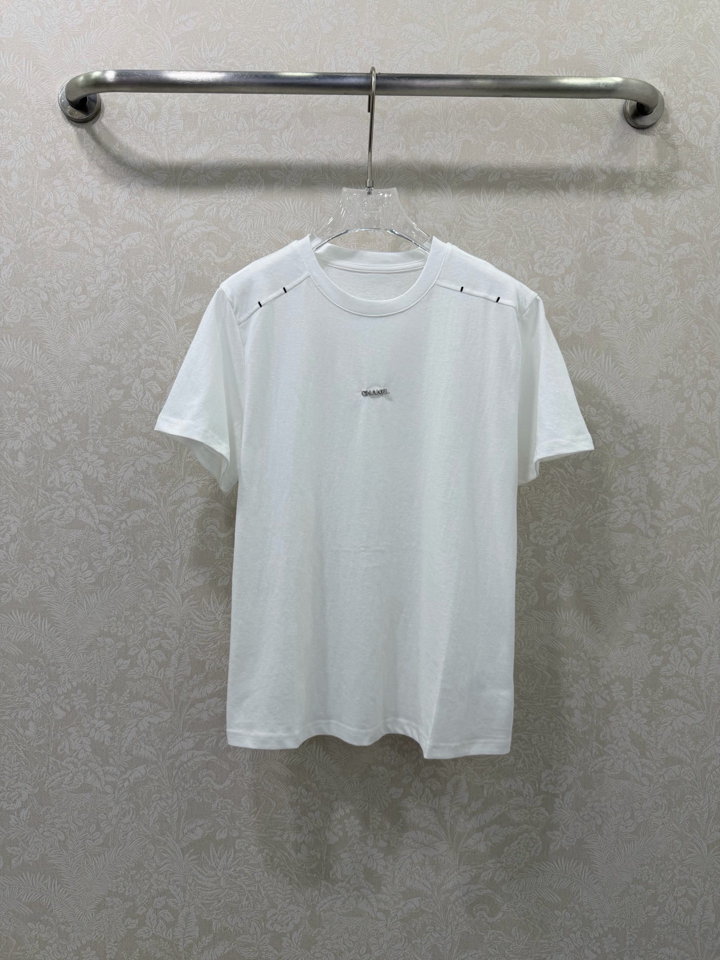 NO:743739,chane*26 new light luxury style round neck white short-sleeved T-shirt minimalist party ecstasy!  A niche design white T that is a must-have for those who control details. The basic white T can also be worn with stitching embellishments on the shoulder line. It quietly optimizes the head-to-shoulder ratio and makes the shoulders stand out at right angles. The low-key letter mark on the chest is not exaggerated but very recognizable, noble and restrained. It is soft and breathable, and it is an evergreen style that can be worn for three seasons. The end of the basic style is 'details', so this one is perfect with your eyes closed!  Single color size 3 SML, Chanel-clothing, chanel, chanel, loro piana, T-shirt, tees, t-shirt,19860909chane*26新款轻奢风圆领白色短袖T恤 极简党狂喜！细节控必入的小众设计感白T 基础款白T也能穿出高定感肩线处的缝线点缀 悄悄优化头肩比,直角肩立现 胸口低调字母标,不浮夸但很有辨识度,显贵又克制 软糯透气,是可以穿三季的常青款 基础款的尽头是“细节”,这件闭眼冲就对了！单色3码SML,香奈儿-服装,chanel,chanel,loro piana,T-shirt,tees，t-shirt,,Women's clothing