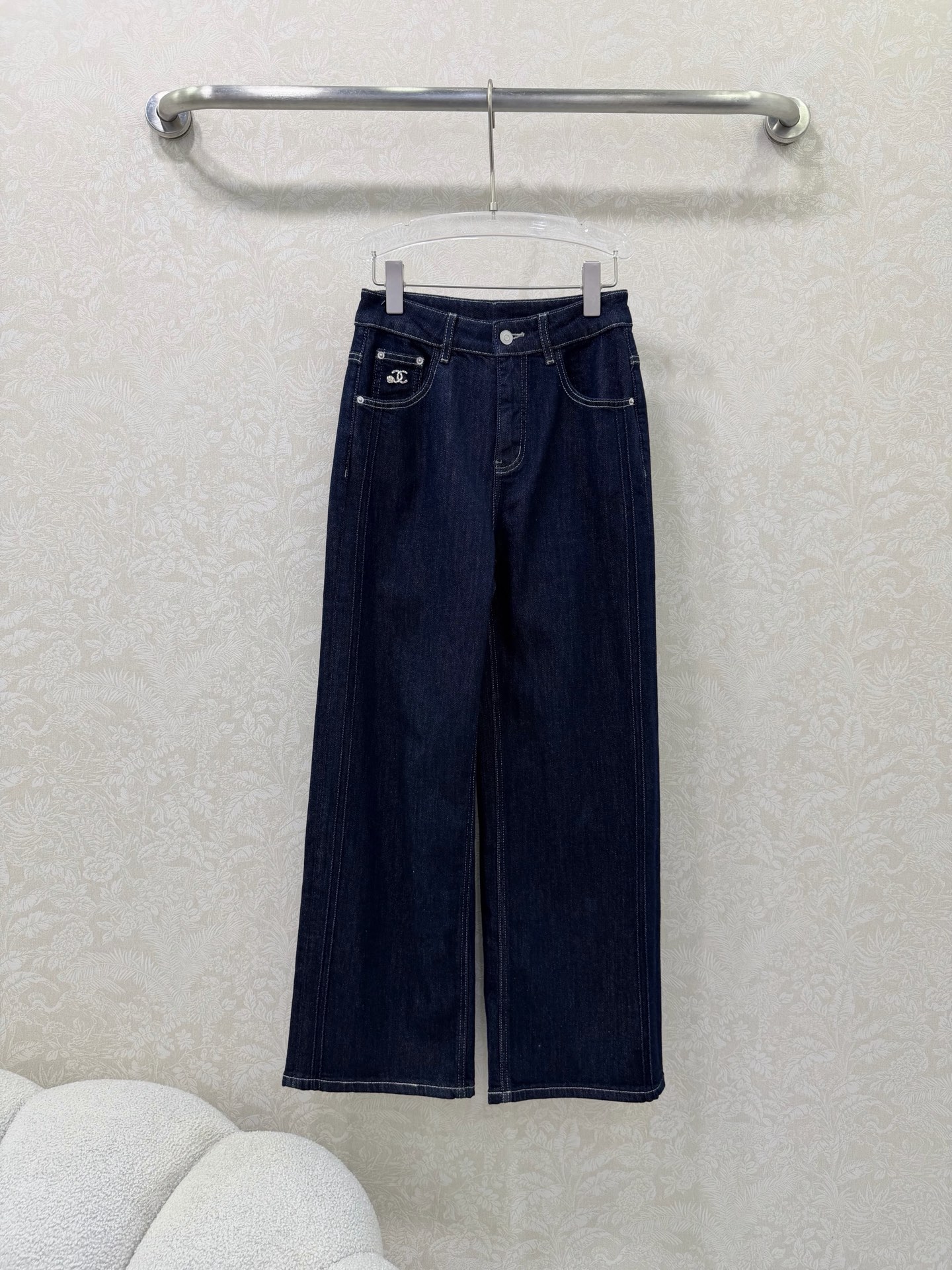 NO:743735,Chan*l26 new dark blue wide-leg jeans. Classic dark blue denim, retro and versatile. Wide-leg trousers, modifying the shape of the legs, hiding muscles and showing slimming. Double C embroidered pockets, low-key and noble. High-waist design, elongating the proportion of the legs. Top-stitch decoration, increasing the sense of design. The upper body will become longer in seconds!  Monochrome 26.27.28.29.30,Chanel-clothing,chanel,chanel,jeans,19860909Chan*l26新款深蓝色阔腿牛仔裤 经典深蓝色牛仔,复古又百搭 阔腿裤型,修饰腿型,藏肉显瘦 双C刺绣口袋,低调又显贵 高腰设计,拉长腿部比例 明线装饰,增加设计感 上身秒变大长腿！单色26.27.28.29.30,香奈儿-服装,chanel,chanel,jeans,,Women's clothing