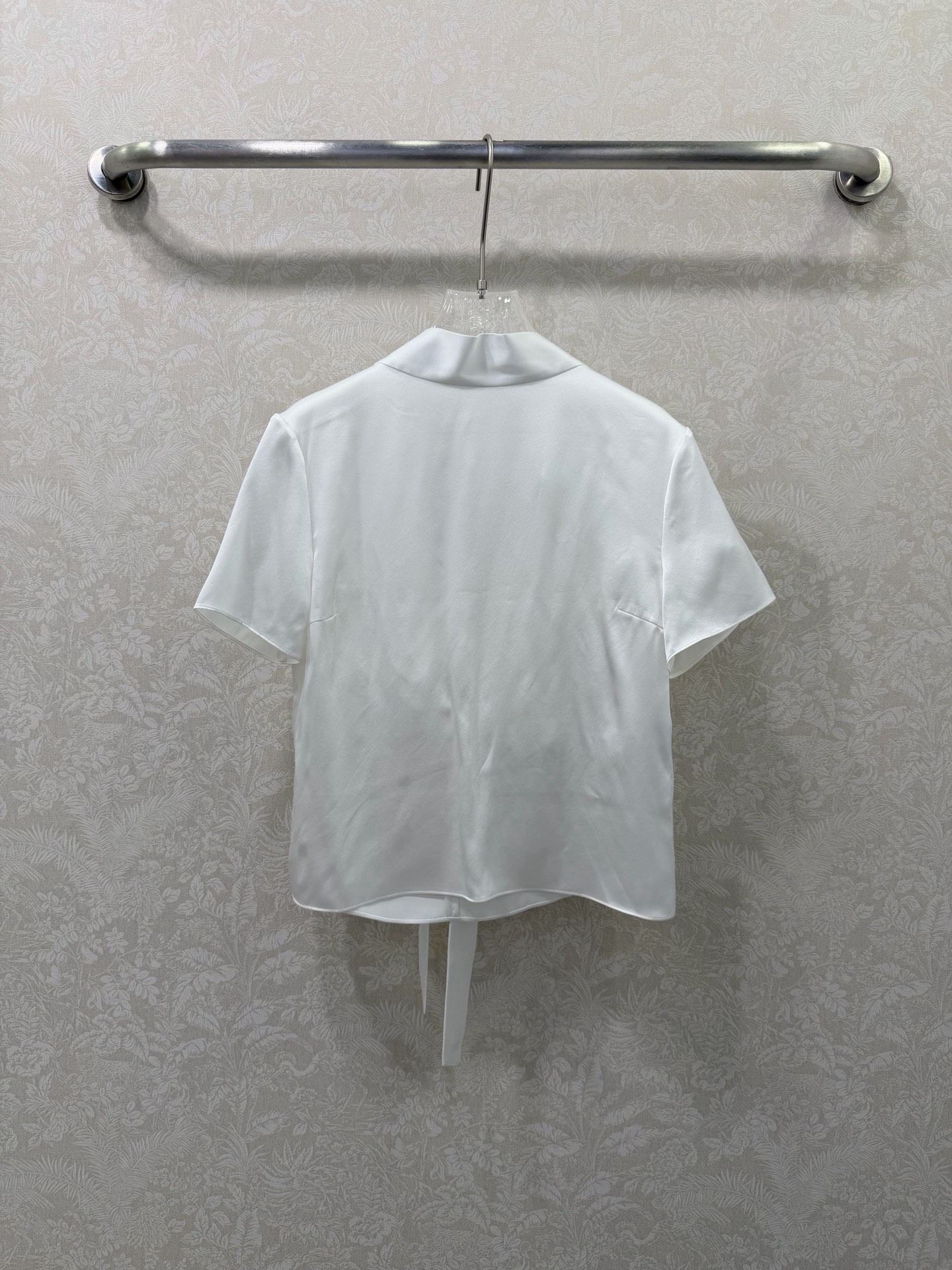 NO:743731,Dio*26 new silk satin lace-up short-sleeved shirt. A French-style lazy top. The silk satin material comes with a soft light filter, V-neck + chest bow design, gentle and a little sexy. It is a date shirt when worn alone, and it is also super layered when worn under a suit. Whoever wears it will be a classy lady, and the sense of luxury is very good ~ 2 colors and 3 sizes SML, Dior-clothing, dior, dior, loro  piana,shirts,T-shirt,business suit,real silk,19860909Dio*26新款真丝缎面系带短袖衬衫 法式慵懒感拉满的一款上衣 真丝缎面材质自带柔光滤镜,V领+胸前蝴蝶结设计,温柔又带点小性感 单穿是约会战袍,内搭在西装里也超有层次感 谁穿谁是气质大小姐,高级感拿捏得死死的～2色3码SML,迪奥-服装,dior,dior,loro piana,shirts,T-shirt,business suit,real silk,,Women's clothing