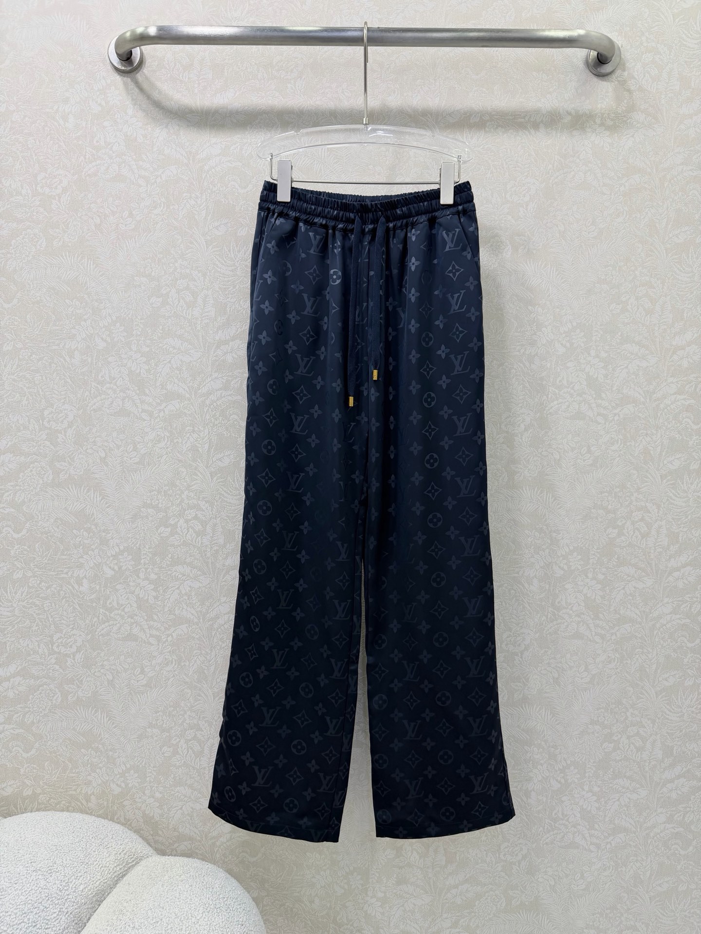 NO:744169,LOUIS VUITTO*26 new satin dark pattern presbyopic wide-leg pants!  The milky white and navy blue satin presbyopic wide-leg pants are amazing. They are made of high-draping satin and come with a soft light filter. They carry the wind when you walk and have an icy cool touch. They are very comfortable to wear in summer!  The classic dark-grained jacquard is low-key and elegant; the elastic waist + drawstring design is very tolerant to all body shapes and is not picky!  Wide leg pants type yyds!  Directly modify the legs to make them straight and slender, hiding the muscles and showing a perfect effect. 2 colors and 3 sizes SMLR, Louis Vuitton-clothing, louis vuitton, louis vuitton,19860909LOUIS VUITTO*26新款缎面暗纹老花阔腿裤 本命神裤！奶白以及藏蓝色缎面老花阔腿裤太绝了高垂感缎面,自带柔光滤镜,走路带风,冰冰凉凉的触感,夏天穿巨舒服！经典暗纹老花提花,低调又显贵；松紧腰+抽绳设计,对各种身材都很包容,不挑人！阔腿裤型yyds！直接把腿型修饰得笔直修长,藏肉显瘦效果满分.2色3码SMLR,路易威登-服装,louis vuitton,louis vuitton,,Women's clothing