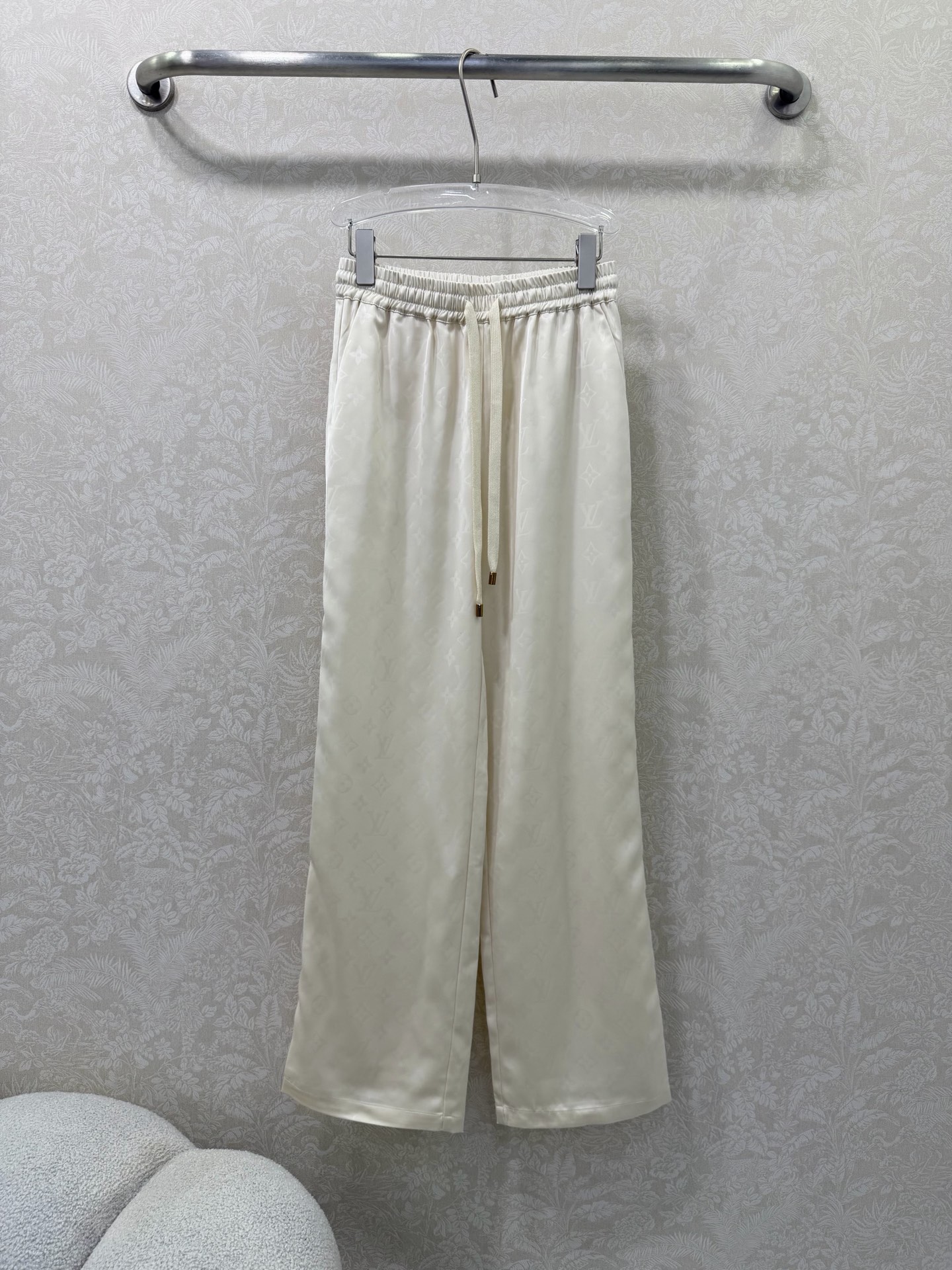 NO:744161,LOUIS VUITTO*26 new satin dark pattern presbyopic wide-leg pants!  The milky white and navy blue satin presbyopic wide-leg pants are amazing. They are made of high-draping satin and come with a soft light filter. They carry the wind when you walk and have an icy cool touch. They are very comfortable to wear in summer!  The classic dark-grained jacquard is low-key and elegant; the elastic waist + drawstring design is very tolerant to all body shapes and is not picky!  Wide leg pants type yyds!  Directly modify the legs to make them straight and slender, hiding the muscles and showing a perfect effect. 2 colors and 3 sizes SMLR, Louis Vuitton-clothing, louis vuitton, louis vuitton,19860909LOUIS VUITTO*26新款缎面暗纹老花阔腿裤 本命神裤！奶白以及藏蓝色缎面老花阔腿裤太绝了高垂感缎面,自带柔光滤镜,走路带风,冰冰凉凉的触感,夏天穿巨舒服！经典暗纹老花提花,低调又显贵；松紧腰+抽绳设计,对各种身材都很包容,不挑人！阔腿裤型yyds！直接把腿型修饰得笔直修长,藏肉显瘦效果满分.2色3码SMLR,路易威登-服装,louis vuitton,louis vuitton,,Women's clothing