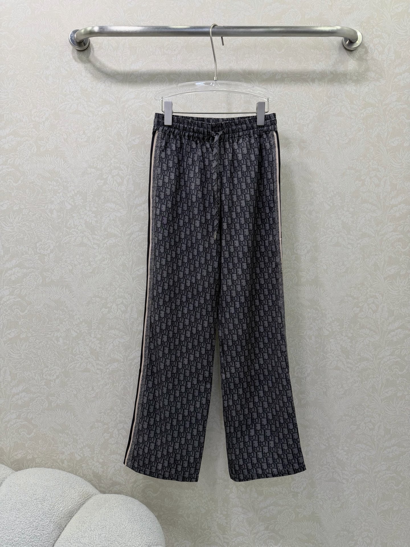 NO:744178,Dio*26 new model D letter is all over printed with presbyopic wide legs. Letter design on the side. Pink. New in premium gray color. Pink presbyopic wide leg pants are so sweet. The cherry blossom pink color that makes you fall in love at first sight!  The all-over printed presbyopia is so recognizable ~ It has a super drapey feel, has its own luster, is slippery and does not stick to the legs, and is very cool to wear in summer!  The elastic waist + drawstring provide maximum comfort; the contrasting white stripes on the side instantly lengthen your legs, and losing 10 pounds is not a dream!  The two colors are too white. The yellow-skinned sisters just closed their eyes and rushed. They are gentle and age-reducing. Sweet girls are born in pants!  Pair it with a presbyopic T-shirt from the same series to create a full-of-energy outfit; pair it with a solid white T-shirt or a small suspender belt to create a sweet and cool atmosphere!  2 colors and 3 codes SML, Dior-clothing, dior, dior, loro piana, tees, t-shirt,19860909Dio*26新款D字母满印老花阔腿 侧边字母设计 粉色 高级灰两色上新 粉色老花阔腿裤太甜了 一眼心动的樱花粉色！满印老花太有辨识度了～垂坠感超强,自带光泽感,滑溜溜不贴腿,夏天穿巨凉快！ 松紧腰+抽绳,舒适度拉满；侧边撞色白条纹,瞬间拉长腿型,显瘦10斤不是梦！两色太显白了,黄皮姐妹直接闭眼冲,温柔又减龄,甜妹本命裤！配同系列老花T恤就是元气满满的套装；搭纯色白T/小吊带,甜酷氛围感直接拉满！2色3码SML,迪奥-服装,dior,dior,loro piana,tees，t-shirt,,Women's clothing