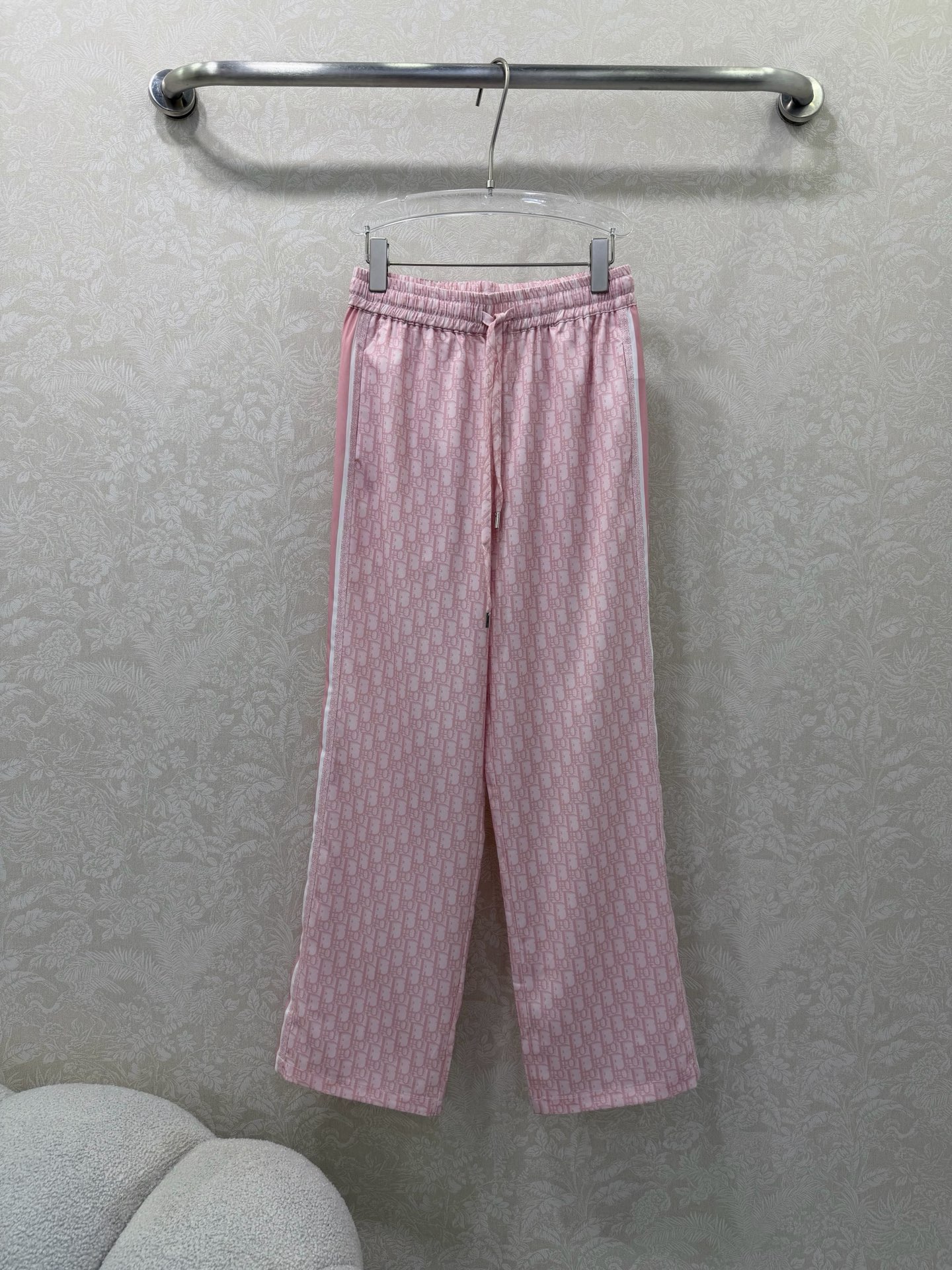 NO:744187,Dio*26 new model D letter is all over printed with presbyopic wide legs. Letter design on the side. Pink. New in premium gray color. Pink presbyopic wide leg pants are so sweet. The cherry blossom pink color that makes you fall in love at first sight!  The all-over printed presbyopia is so recognizable ~ It has a super drapey feel, has its own luster, is slippery and does not stick to the legs, and is very cool to wear in summer!  The elastic waist + drawstring provide maximum comfort; the contrasting white stripes on the side instantly lengthen your legs, and losing 10 pounds is not a dream!  The two colors are too white. The yellow-skinned sisters just closed their eyes and rushed. They are gentle and age-reducing. Sweet girls are born in pants!  Pair it with a presbyopic T-shirt from the same series to create a full-of-energy outfit; pair it with a solid white T-shirt or a small suspender belt to create a sweet and cool atmosphere!  2 colors and 3 codes SMLR, Dior-clothing, dior, dior, tees, t-shirt,19860909Dio*26新款D字母满印老花阔腿 侧边字母设计 粉色 高级灰两色上新 粉色老花阔腿裤太甜了 一眼心动的樱花粉色！满印老花太有辨识度了～垂坠感超强,自带光泽感,滑溜溜不贴腿,夏天穿巨凉快！ 松紧腰+抽绳,舒适度拉满；侧边撞色白条纹,瞬间拉长腿型,显瘦10斤不是梦！两色太显白了,黄皮姐妹直接闭眼冲,温柔又减龄,甜妹本命裤！配同系列老花T恤就是元气满满的套装；搭纯色白T/小吊带,甜酷氛围感直接拉满！2色3码SMLR,迪奥-服装,dior,dior,tees，t-shirt,,Women's clothing