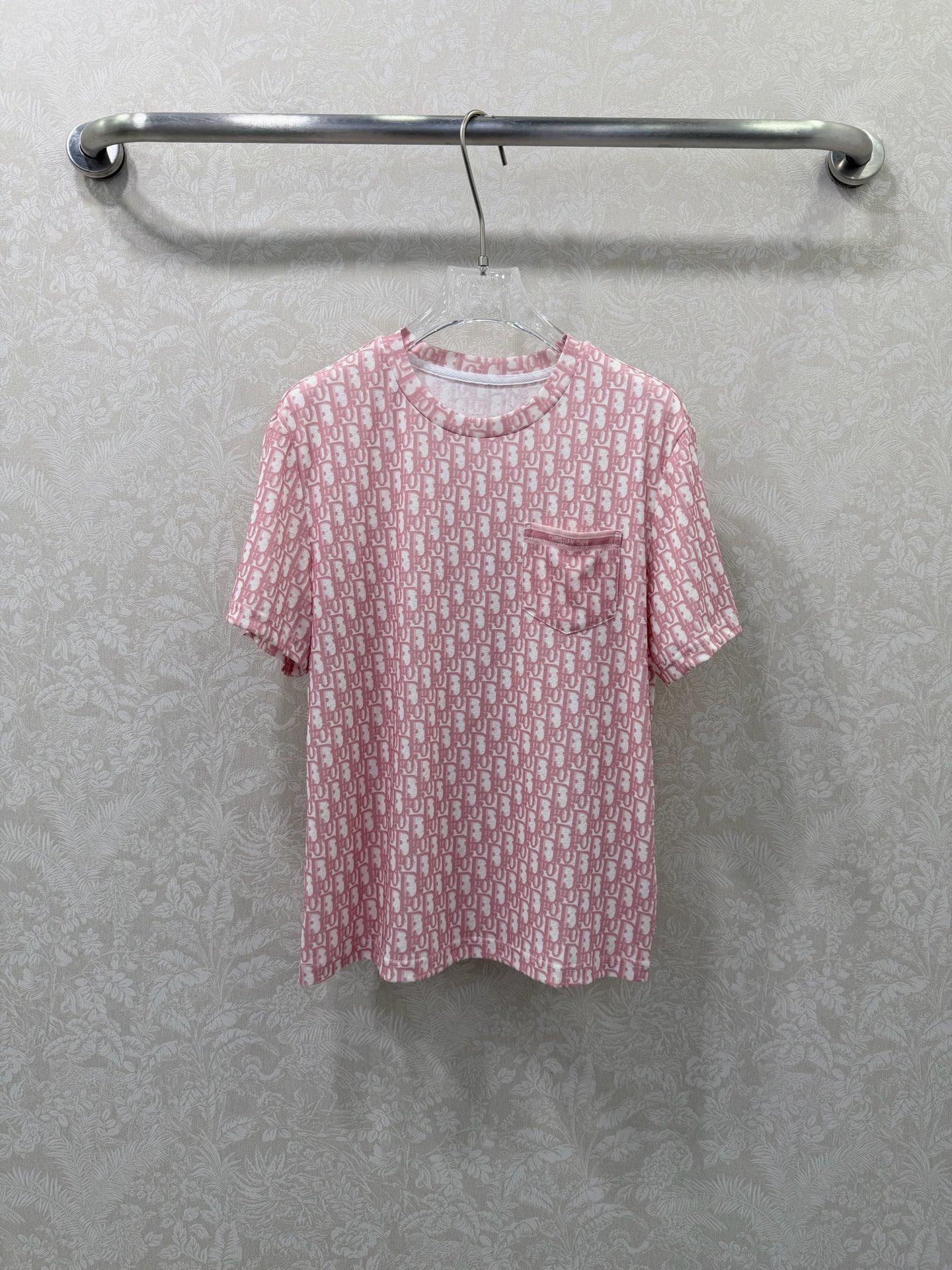 NO:744433,Dio*26's new D letter all-printed presbyopia T-shirt. All-over presbyopia jacquard design, low-key and recognizable, with a high-end feel. Round neck + small chest pockets, exquisite details, loose fit, slimming and not flattering. Soft and skin-friendly fabric, breathable and comfortable, no burden to wear in summer. The color is gentle and white, suitable for wearing alone or inside, easy to create a lazy atmosphere  Can be paired with the same series of presbyopic wide-leg pants, making it easier to go out in a complete set, good news for lazy people, 3 colors and 3 sizes SMLR, Dior-clothing, dior, dior, tees, t-shirt,19860909Dio*26新款D字母满印老花T恤 满印老花提花设计,低调又有辨识度,高级感直接拉满 圆领+胸口小口袋,细节精致,版型宽松显瘦不挑身材 软糯亲肤的面料,透气舒适,夏天穿也毫无负担 配色温柔显白,单穿/内搭都很适配,轻松拿捏慵懒氛围感 可搭配同系列老花阔腿裤,成套出街更省心,懒人福音 3色3码SMLR,迪奥-服装,dior,dior,tees，t-shirt,,Women's clothing