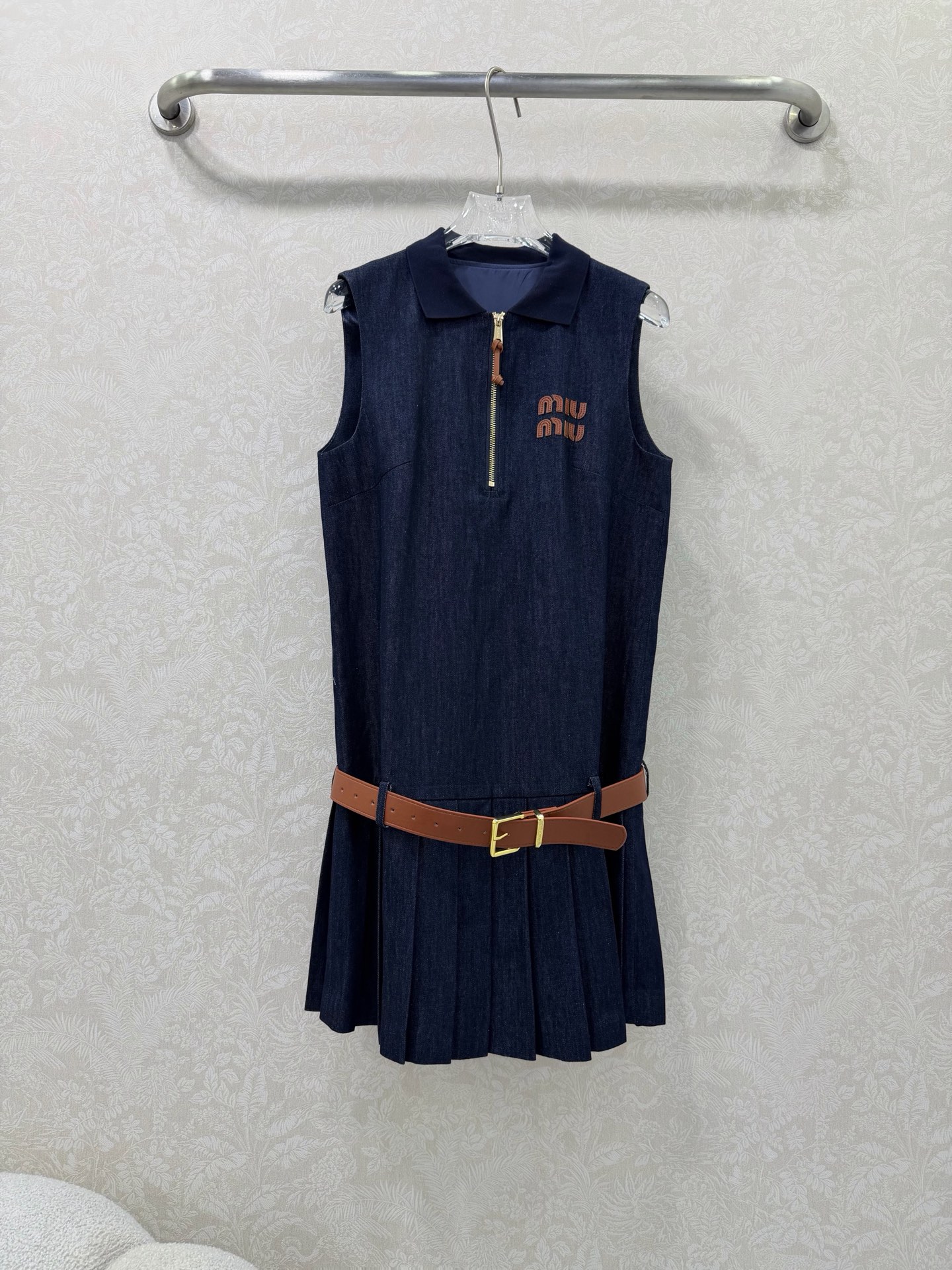 NO:744440,MiuMi* 26 new denim sleeveless pleated vest dress, sweet girl’s natal skirt!  This denim pleated skirt is too age-reducing. It has a preppy style!  Whoever wears this is the daughter of a rich family~  The original color denim is crisp and stylish, has a high-end texture, is not easy to deform, and comes with retro filters. Lapel + half-open zipper, embroidered logo on the chest, full of recognition; belt waist + pleated hem, perfectly outlines the waistline, making you appear taller and slimmer  .Navy blue denim + brown leather belt is retro and noble, and yellow leather can also be easily controlled. Pair it with white shoes/loafers to look like a energetic girl; pair it with short boots + piles of socks, and you will instantly become an American retro hottie, perfect for dating/traveling/schooling!  Solid color size 3 SMLAW, Miu Miu-clothing, miumiu, loafers, boots, skirts,19860909MiuMi* 26新款牛仔无袖百褶背心裙 甜妹本命裙！这条牛仔百褶裙也太减龄了 学院风直接拉满！谁穿谁是富家千金大小姐～ 原色牛仔挺括有型,质感高级,不易变形,自带复古滤镜.翻领+半开拉链,胸前刺绣logo,辨识度拉满；腰带收腰+下摆百褶,完美勾勒腰线,显高又显瘦.藏青牛仔+棕皮腰带,复古又显贵,黄皮也能轻松驾驭.配小白鞋/乐福鞋就是元气少女；搭短靴+堆堆袜,秒变美式复古辣妹,约会/出游/上学都超合适！ 单色3码SMLAW,缪缪-服装,miumiu,loafers,boots,skirts,,Women's clothing