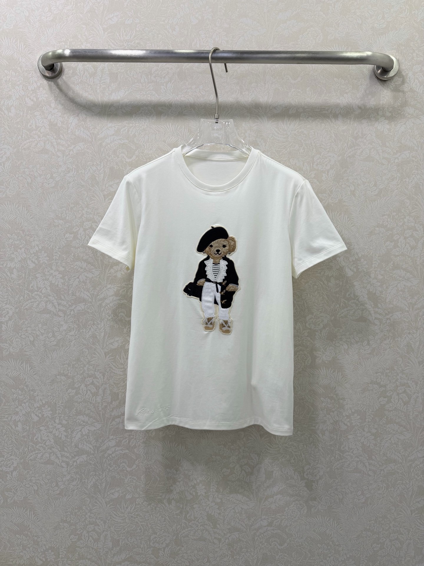 NO:744445,RALPH LAURE*Ralph Lauren 26 New Bear Embroidered Cotton T-shirt The cute little beret bear T is so age-reducing. Who can resist an exquisite little bear wearing a beret!  Pure cotton is soft and skin-friendly, breathable, not sweaty, and extremely comfortable to wear!  The three-dimensional embroidered bear has a low-key logo on the hem, which is low-key and unobtrusive. It hides the flesh to look slimmer, and is not picky about the figure. Even a small person can easily control it. Full of vitality and girly style. 2 colors and 3 sizes SMLB, women's clothing, loro piana, tees, t-shirt, hats,19860909RALPH LAURE*拉夫劳伦 26新款小熊刺绣纯棉T恤 可爱到犯规的贝雷帽小熊T太减龄了 谁能拒绝一只戴着贝雷帽的精致小熊！ 纯棉软糯亲肤,透气不闷汗,贴身穿巨舒服！ 立体刺绣小熊,下摆还有低调小标,低调不张扬.藏肉显瘦,不挑身材,小个子也能轻松驾驭.满满元气少女风 2色3码SMLB,女装,loro piana,tees，t-shirt,hats,,Women's clothing