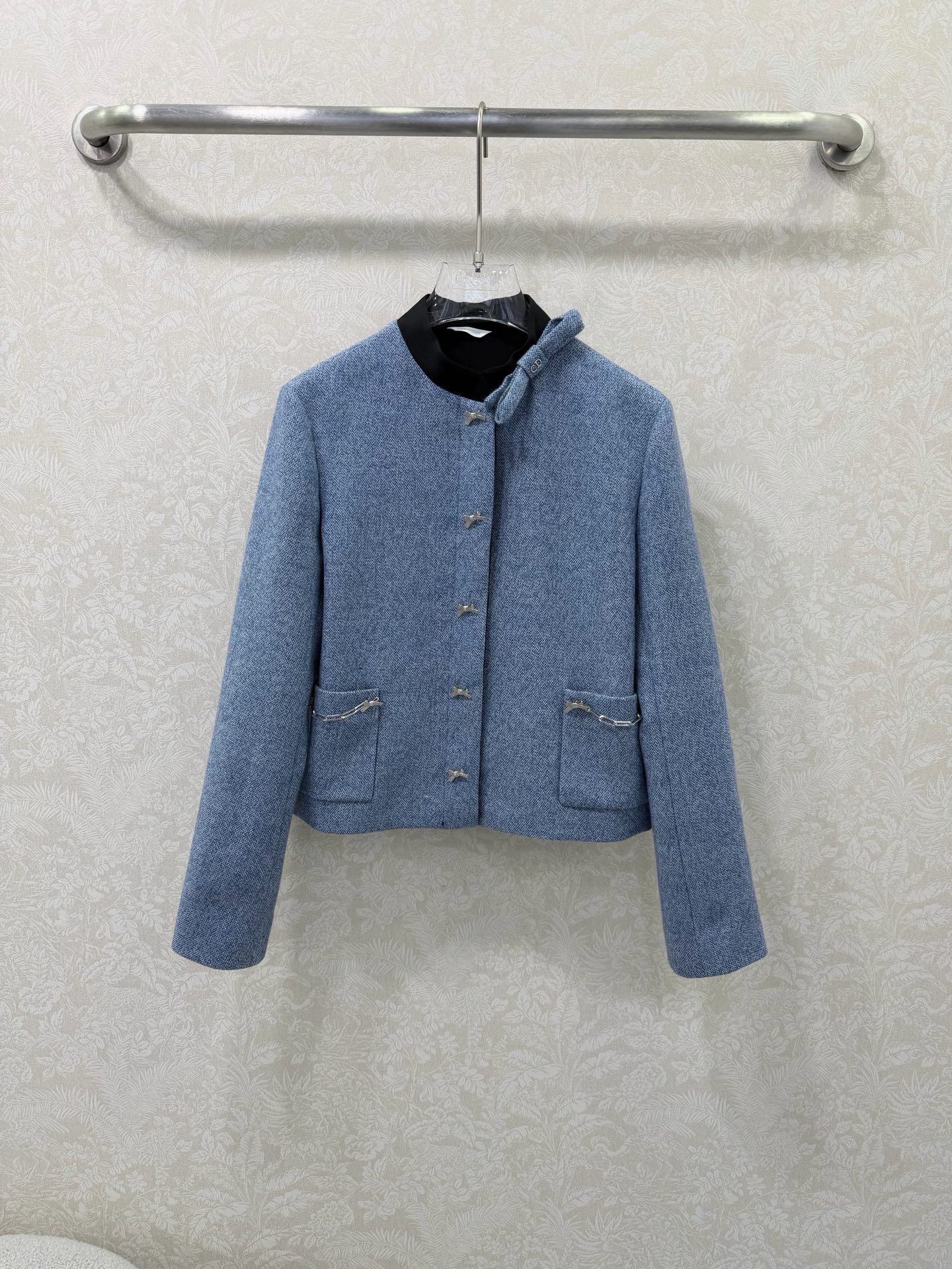 NO:744453,Dio*26 New Song Blue Short Coarse Wool Tweed Jacket High Edition Produced with 100% Silk Lining The Whole Upper Body Is Gentle and Elegant! This song blue tweed jacket is so stunning. I’ll fall in love with it at first sight. It puts on a sense of gentleness and high-end. This year’s D family items have a completely new look. The customized letter logo bow hardware is super noble. Blended tweed, full of texture, soft and warm, full of atmosphere for layering in autumn and winter. Metal butterfly buckle + pocket chain decoration, exquisite and niche details, highly recognizable. Short high-waist cut, perfectly optimized body proportions, even small people can easily wear long legs, making them appear taller and slimmer. High version, monochrome size 3 SMLB, Dior-clothing, dior, dior, dior, jackets & coats, real silk,19860909Dio*26新款崧蓝短款粗羊毛花呢外套 高版出品 百分百真丝内衬 整件上身温柔显贵！这件崧蓝粗花呢外套太绝了 一眼沦陷 把温柔和高级感穿在身上～今年D家单品焕然一新 定制字母logo蝴蝶结五金超显贵气 混纺粗花呢,肌理感满满,软糯又保暖,秋冬叠穿氛围感拉满.金属蝴蝶扣+口袋链条装饰,细节精致又小众,辨识度超高.短款高腰剪裁,完美优化身材比例,小个子也能轻松穿出大长腿,显高又显瘦.高版 单色3码SMLB,迪奥-服装,dior,dior,dior,jackets & coats,real silk,,Women's clothing