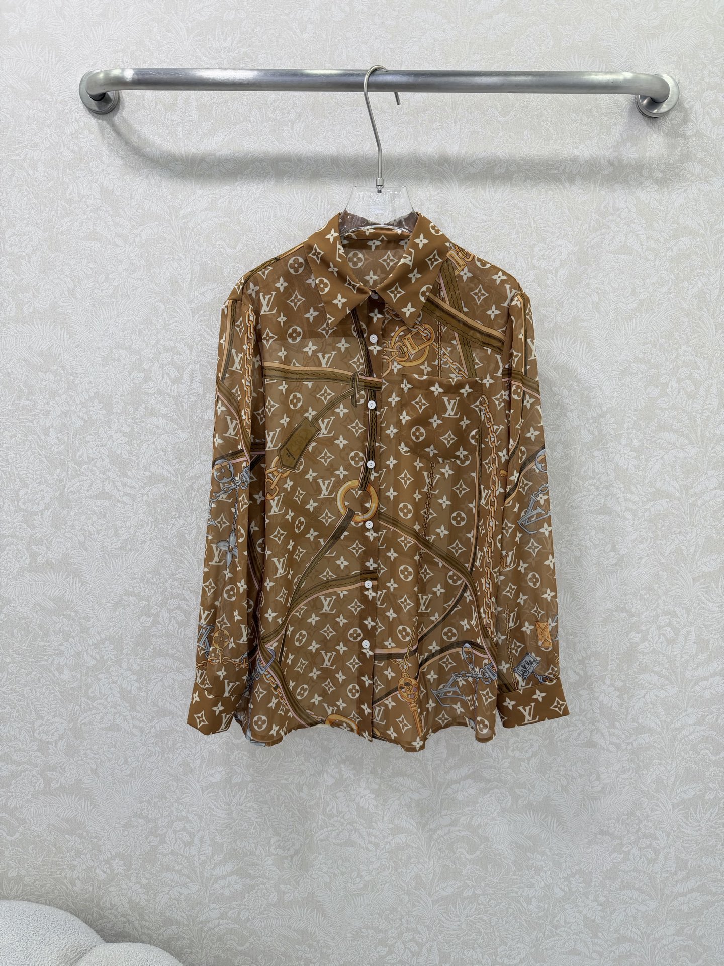 NO:744460,LOUIS VUITTO*26 new caramel color positioning printed presbyopic see-through shirt, full of light luxury, French lazy style, all-over printed presbyopic long-sleeved shirt, a layering artifact!  Caramel background color + classic Monogram print, the semi-transparent chiffon fabric looks noble at first glance, and has a hazy atmosphere. Wear it alone with jeans in spring, which is sassy and sexy. In autumn, layer it with a suit/knitted cardigan to fully enhance the layering!  Classic lapels + loose fit, covering the flesh and making you look slim without being unattractive, can be easily worn by small people, can be worn for commuting/dating/vacation, full of practicality~Single color size 3 SMLK, Louis Vuitton-clothing, louis vuitton, louis vuitton, jeans, shirts, busine19860909LOUIS VUITTO*26新款焦糖色定位印花老花透视衬衫 轻奢感拉满 法式慵懒风 满印老花长袖衬衫 叠穿神器！焦糖底色+经典Monogram印花,一眼就显贵半透雪纺面料,自带朦胧氛围感,春天单穿配牛仔裤又飒又欲,秋天叠在西装/针织开衫里,层次感直接拉满！经典翻领+宽松版型,遮肉显瘦不挑人,小个子也能轻松驾驭,通勤/约会/度假都能穿,实用性拉满～单色3码SMLK,路易威登-服装,louis vuitton,louis vuitton,jeans,shirts,business suit,,Women's clothing