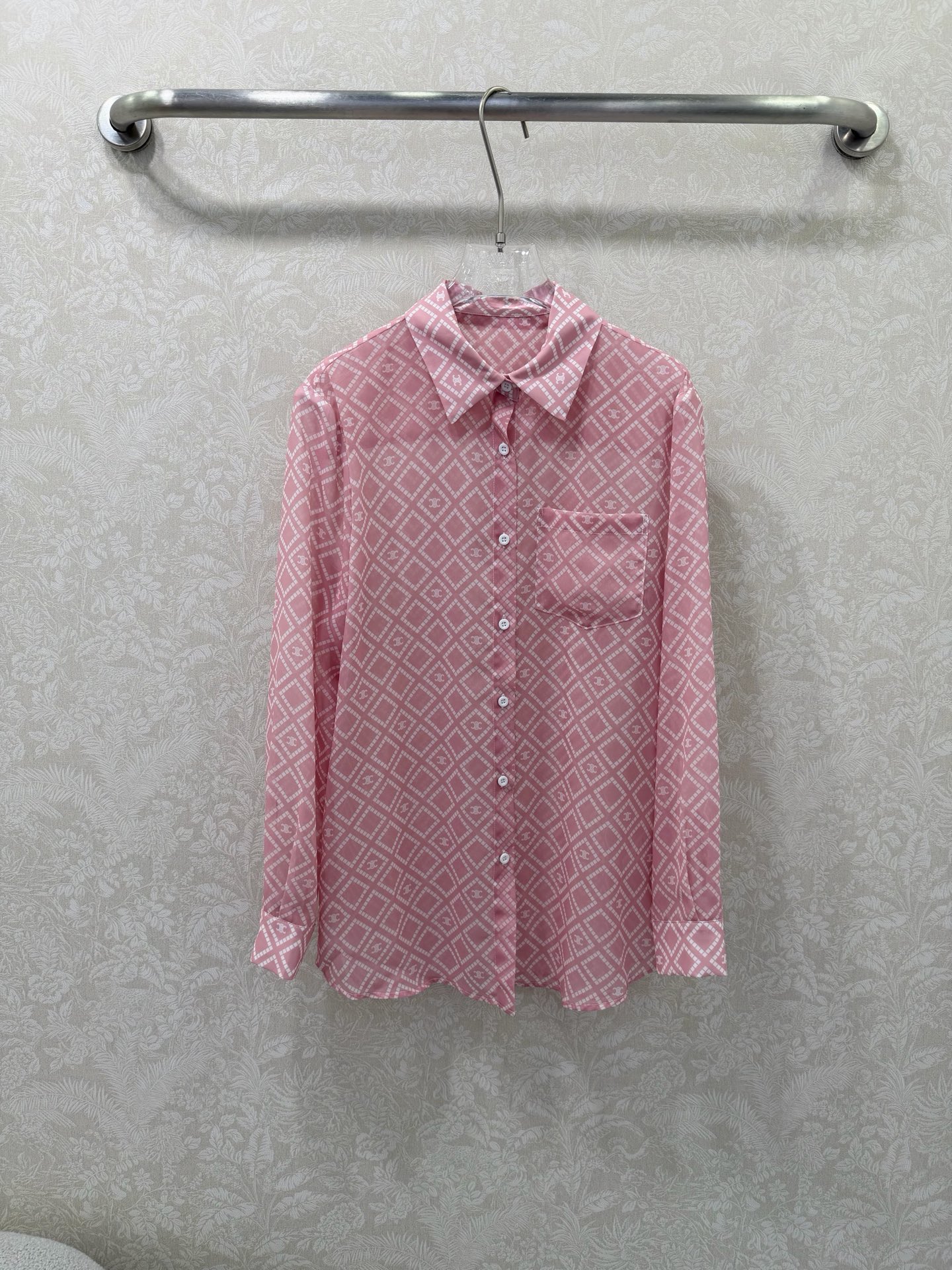 NO:744466,CELIN*26 rhombus pattern Arc de Triomphe logo printed see-through shirt, available in pink and black. Classic rhombus pattern long-sleeved shirt, versatile and easy to match, full of light luxury. Diamond pattern + Arc de Triomphe print, high-grade semi-permeable chiffon fabric at first glance, with a hazy atmosphere, pink is gentle and reduces age, black is cool and sassy, ​​I want to go with both colors!  Wear it alone with jeans/skirt in spring, layer it with a suit/knitted cardigan in autumn, and it will fully enhance the sense of layering. It can be worn for commuting, dating, and leisure, and it is very practical ~ 2 colors and 3 sizes SMLK, Celine-clothing, celine, celine, skirts, jeans, shirts, business suit,19860909CELIN*26菱格纹凯旋门logo印花透视衬衫 粉黑两色可选 经典菱格纹长袖衬衫 百搭不挑人 轻奢感十足 菱格纹+凯旋门印花,一眼就高级半透雪纺面料,自带朦胧氛围感,粉色温柔减龄,黑色酷飒显瘦,两个颜色都想入！ 春天单穿配牛仔裤/半裙,秋天叠在西装/针织开衫里,层次感直接拉满,通勤/约会/休闲都能穿,实用性拉满～ 2色3码SMLK,赛琳-服装,celine,celine,skirts,jeans,shirts,business suit,,Women's clothing