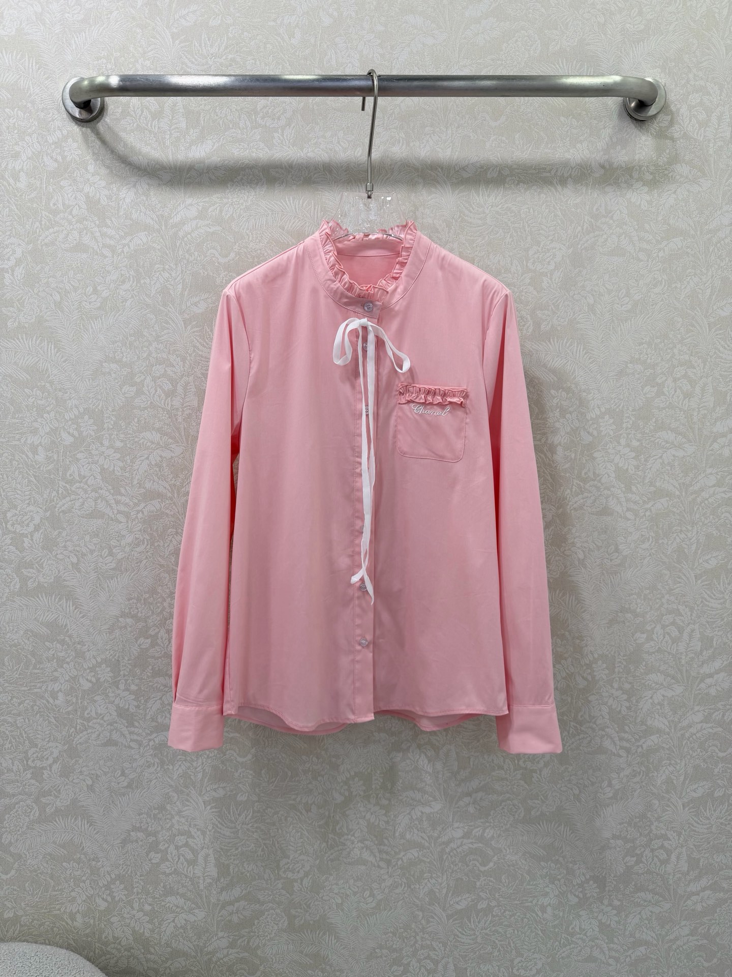 NO:744472,chan*l 26 new stand-up collar and fungus-trimmed lace-up shirt. Sweet girl’s destiny. French girly style, easy to wear for commuting and dating. Fungus-trimmed stand-up collar + velvet ribbon, comes with French sweet girl filter. The small embroidery details on the chest pocket are full of small embroidery details. The overall is exquisite and age-reducing. The texture is super online!  Wear it alone in spring or layer it with a vest/suit in autumn. Pair it with jeans to look like a energetic girl. Pair it with a skirt to look like a gentle sister. One outfit can be worn in many ways!  2 colors and 3 codes SMLK, Chanel-clothing, chanel, chanel, skirts, jeans, shirts, business suit,19860909chan*l 26新款立领木耳边系带衬衫 甜妹本命 法式少女感通勤约会都好穿 木耳边立领+丝绒飘带,自带法式甜妹滤镜 胸前口袋的小刺绣细节拉满,整体精致又减龄.质感超在线！春天单穿、秋天叠穿马甲/西装都绝了 搭配牛仔裤是元气少女,配半裙就是温柔姐姐,一衣多穿yyds！2色3码SMLK,香奈儿-服装,chanel,chanel,skirts,jeans,shirts,business suit,,Women's clothing